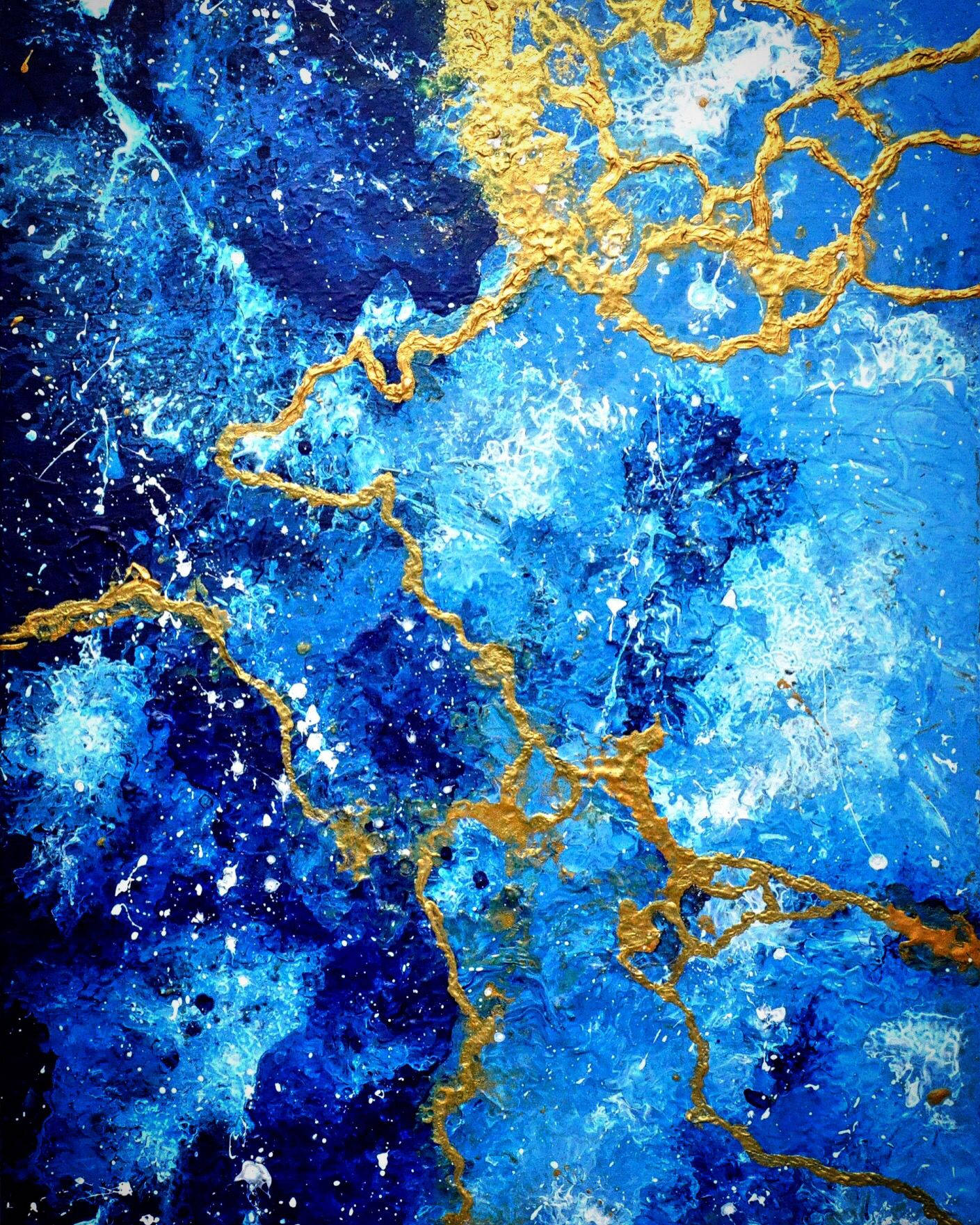 Blue And Gold 桌布 壁紙 — 充滿活力的抽象畫，帶有紋理的藍色和金色潑濺，營造出動態的宇宙或海洋場景。