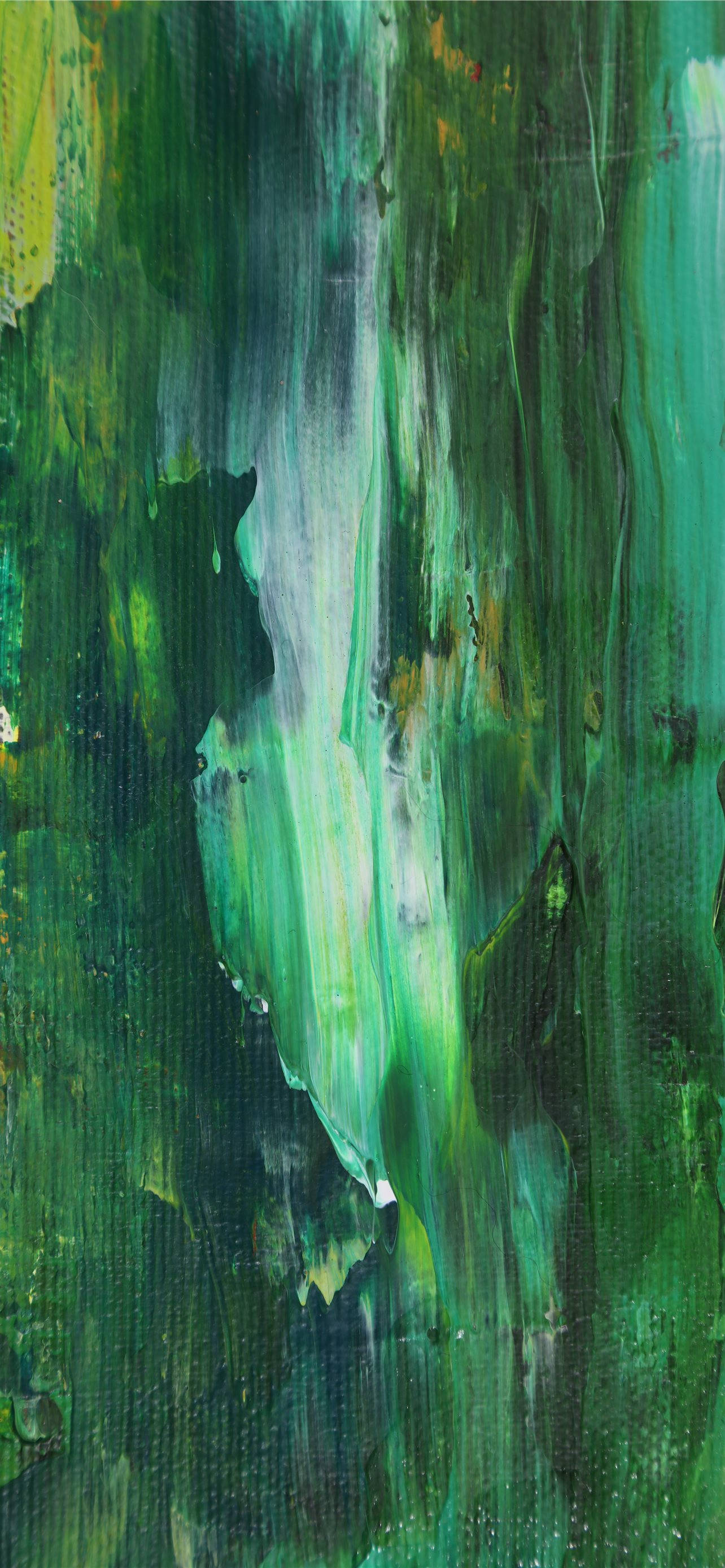 Paint Art 桌布 壁紙 — 充滿活力的抽象畫，帶有翠綠色、藍綠色和黃色的條紋，層疊在紋理畫布上。