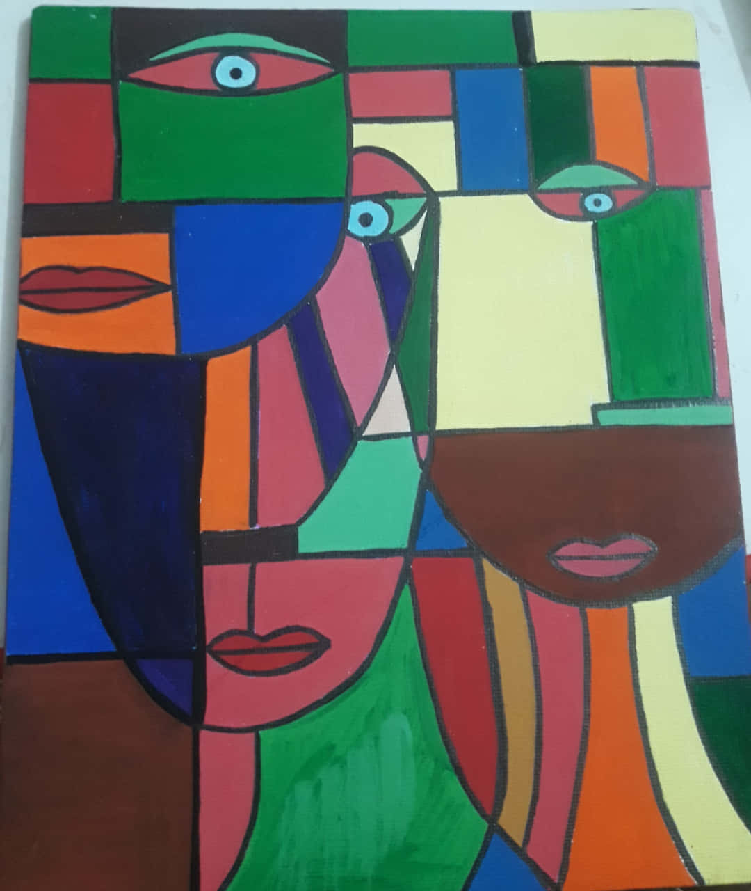 Face 桌布 壁紙 — 充滿活力的抽象畫，描繪三個風格化的面孔，由大膽的幾何形狀和鮮豔的色彩組成。