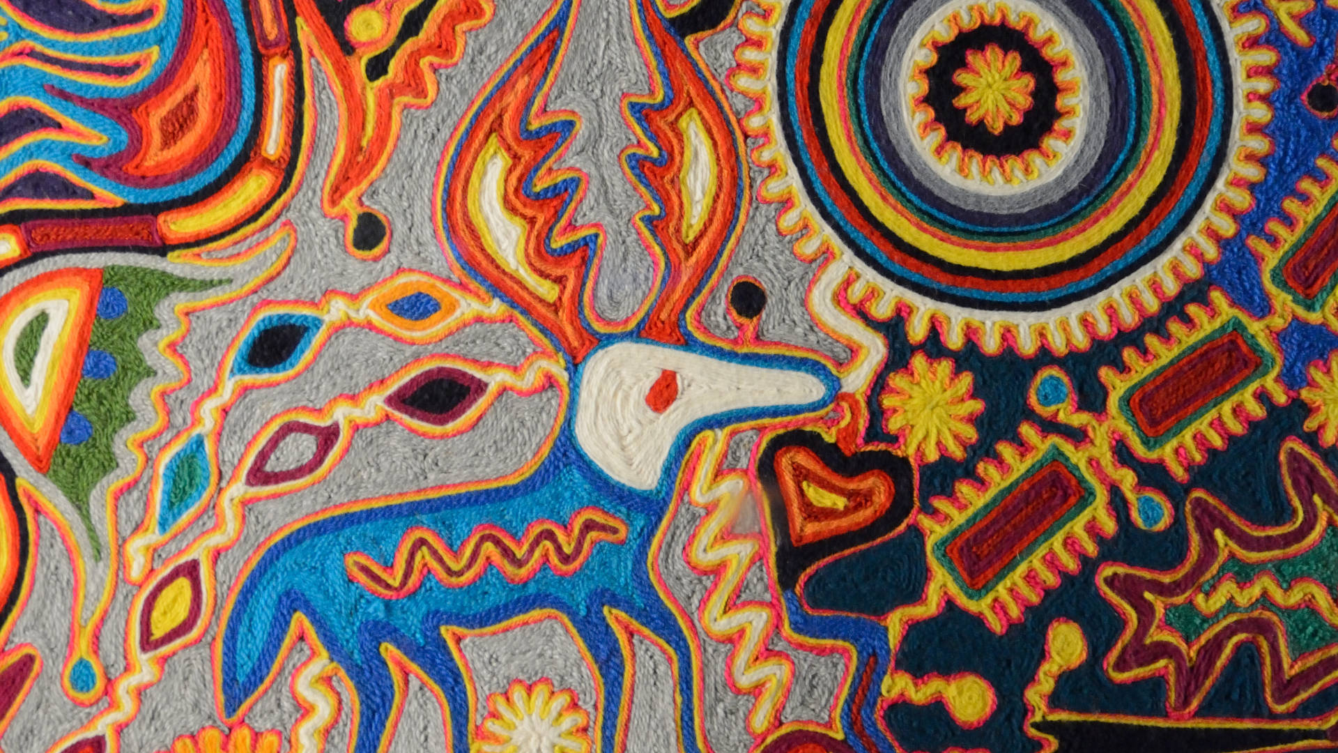 Mexican 桌布 壁紙 — 充滿活力的抽象藝術作品，以風格化的藍色生物為特色，帶有火熱的橙色點綴和旋轉的幾何圖案，色彩大膽。