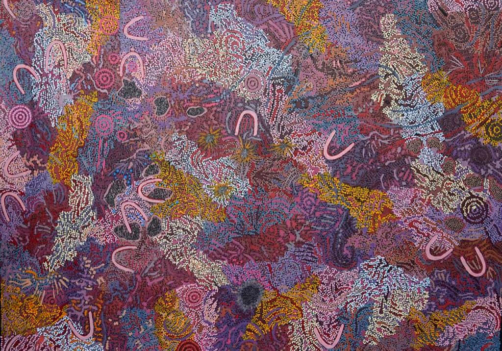 Aboriginal 桌布 壁紙 — 充滿活力的抽象藝術作品，由紫色、粉紅色和金色的複雜點狀圖案組成，形成漩渦狀的有機形狀。