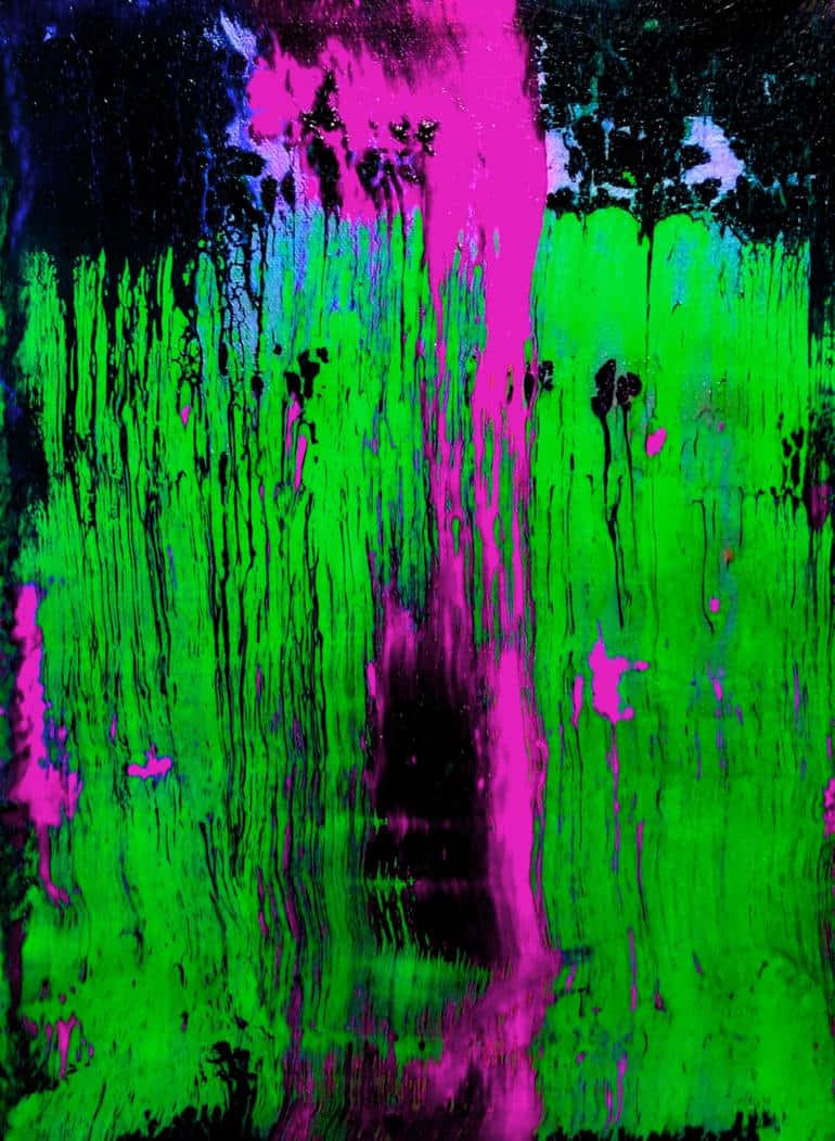 Neon Green And Purple 桌布 壁紙 — 充滿活力的抽象藝術品，霓虹綠和洋紅色顏料滴落在深色紋理畫布上。