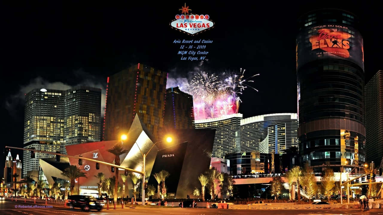 720p Las Vegas 桌布 壁紙 — 充滿活力的拉斯維加斯夜景，璀璨煙火在燈火通明的摩天大樓和棕櫚樹上空綻放。