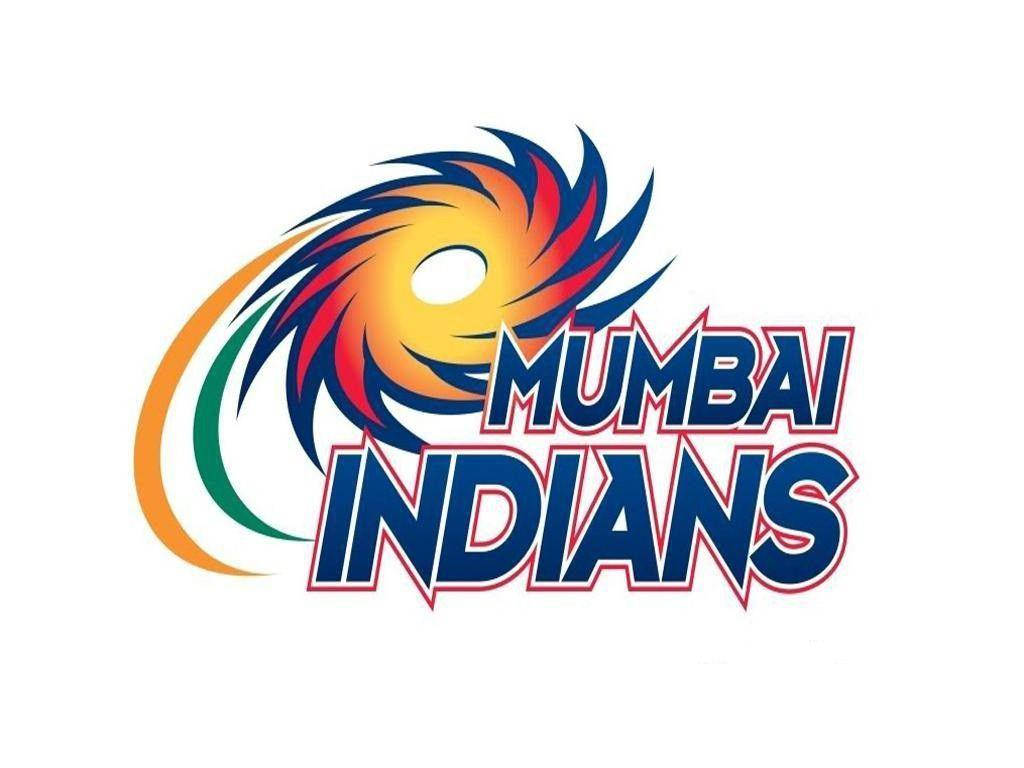 Mumbai Indians 桌布 壁紙 — 充滿活力的旋轉Mumbai Indians標誌，帶有粗體藍色文字和橙色、紅色、綠色點綴，背景為白色。