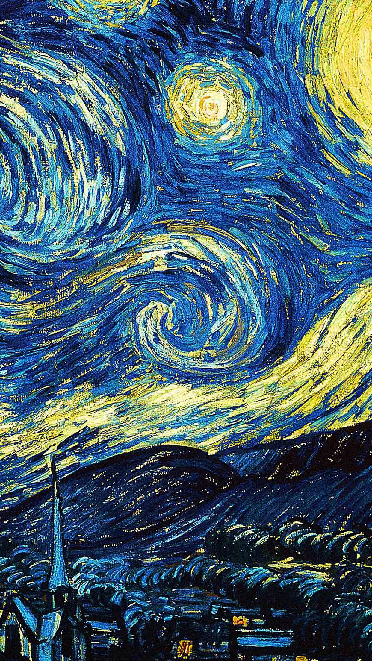 Starry 桌布 壁紙 — 充滿活力的旋轉夜空，在黑暗村莊上方有發光的月亮和星星，村莊有教堂尖塔。