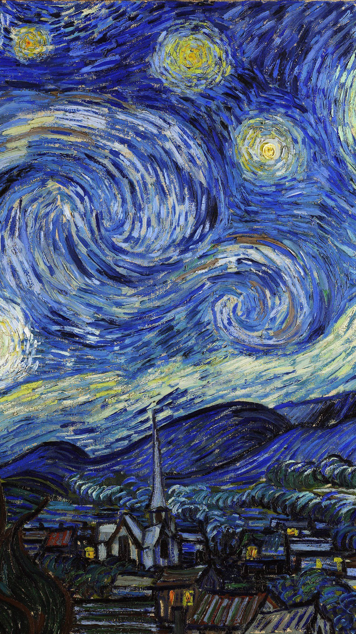 Starry 桌布 壁紙 — 充滿活力的旋轉夜空，閃爍的星星和彎月，籠罩著一個有教堂尖頂的寧靜村莊。