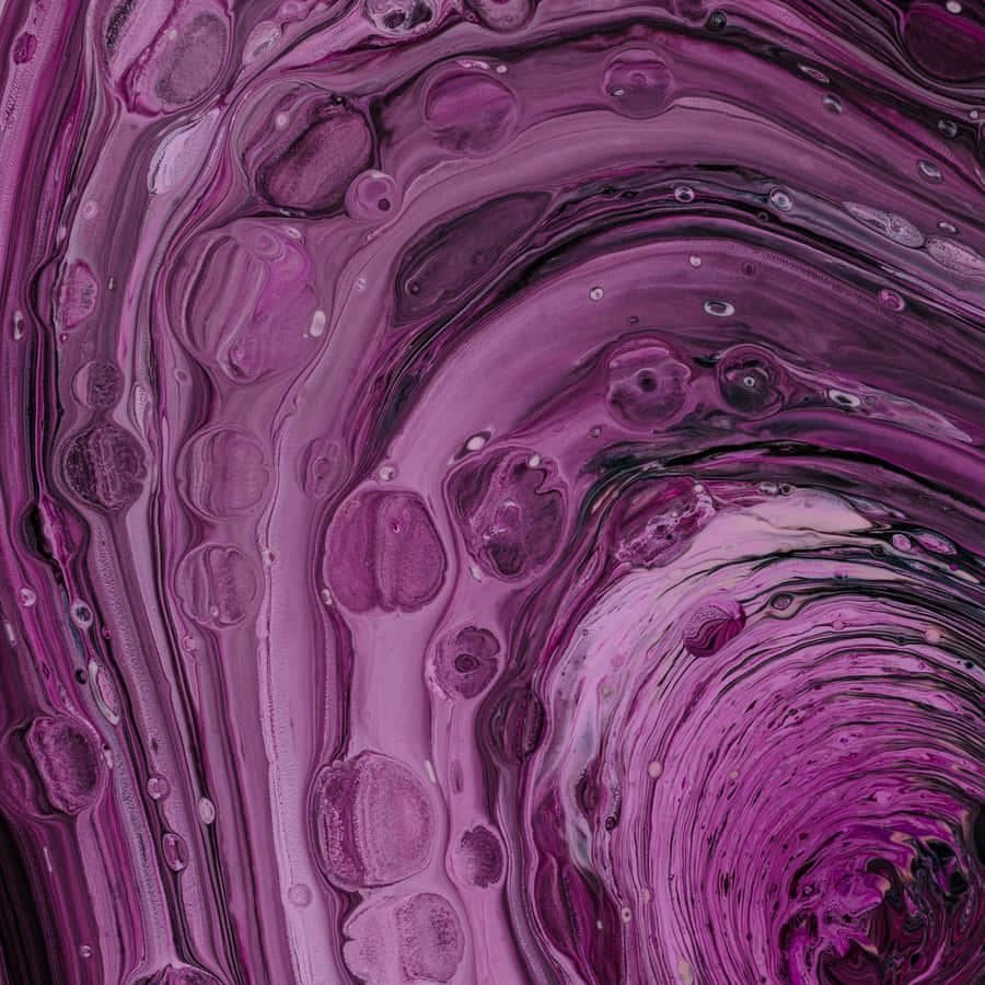 Pink iPad Pro 桌布 壁紙 — 充滿活力的旋轉大理石紋抽象圖案，深紫色、粉紅色和黑色，帶有光澤氣泡紋理。