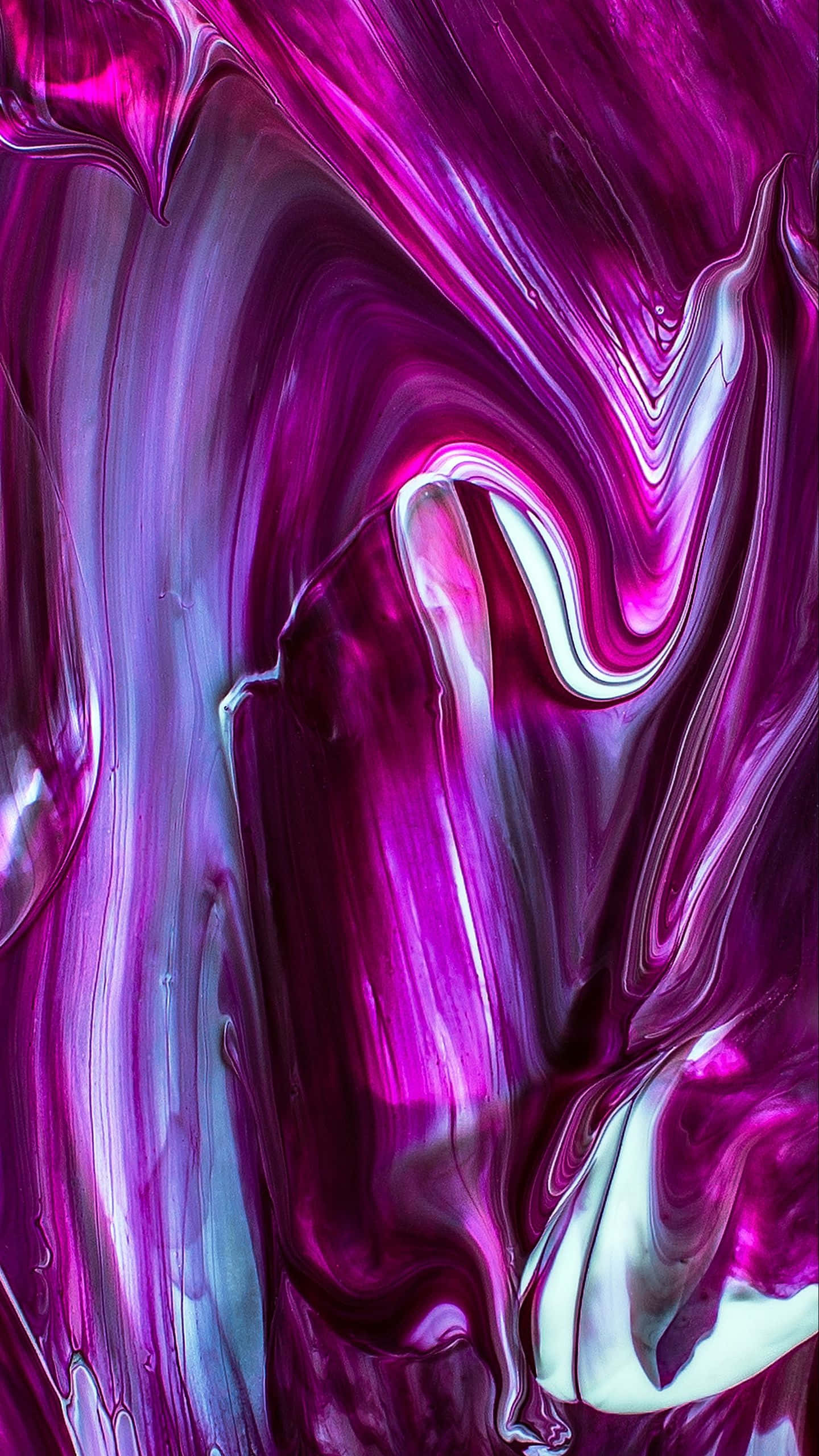 Drip 桌布 壁紙 — 充滿活力的旋轉抽象圖案，採用洋紅色、紫色和銀色液體顏料，帶有光澤高光。