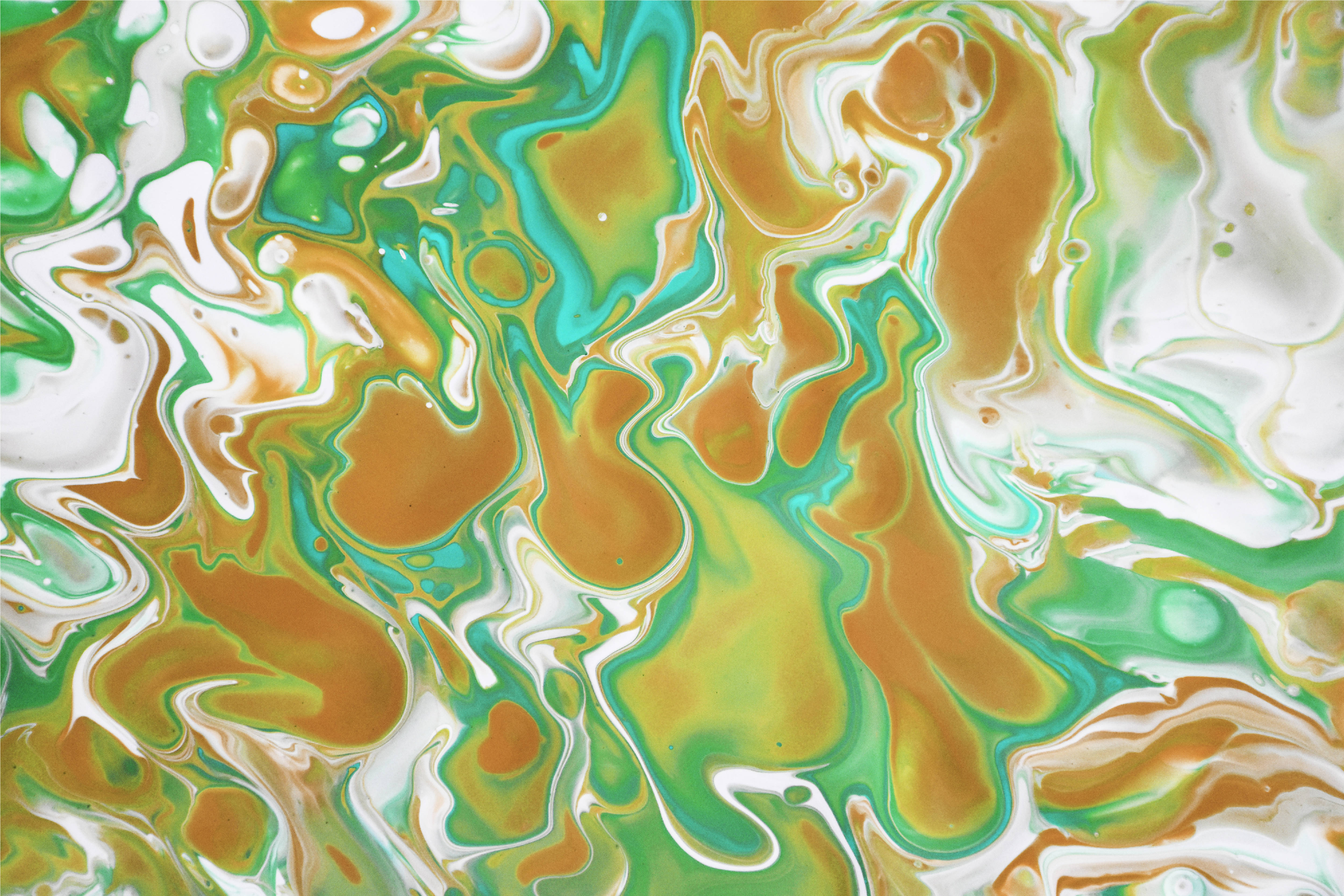 Marble 桌布 壁紙 — 充滿活力的旋轉抽象圖案，由綠色、金色和白色顏料創造出流暢的有機形狀。