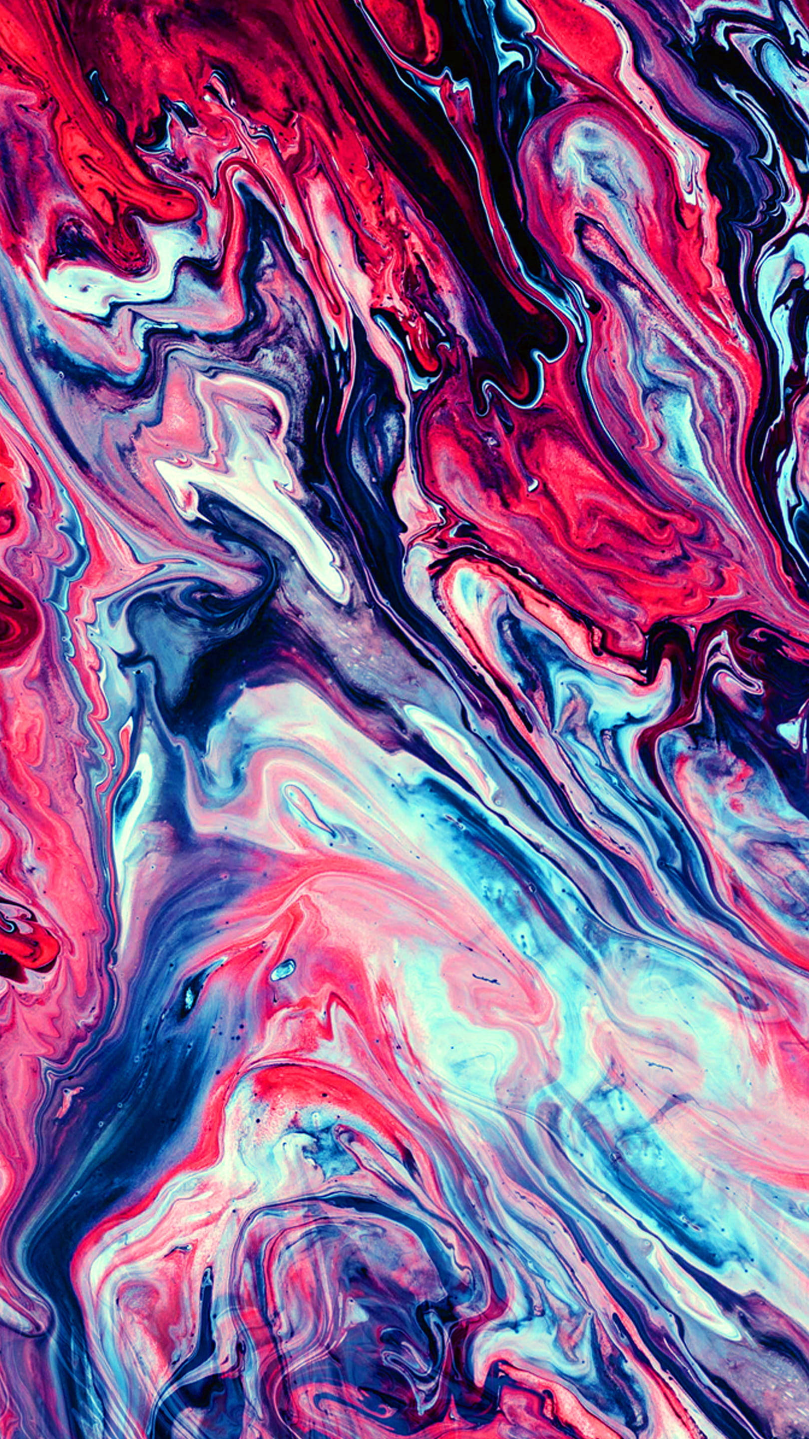 Marble Phone 桌布 壁紙 — 充滿活力的旋轉抽象圖案，紅色、粉紅色、藍色和白色液體顏料動態流動。