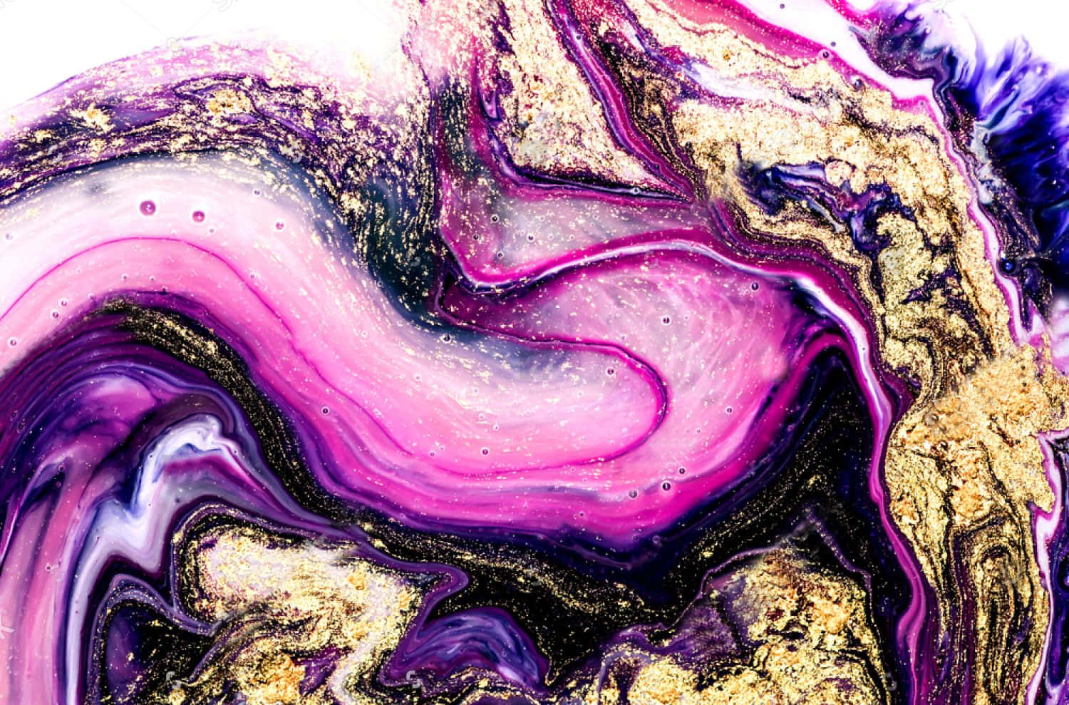 Swirl 桌布 壁紙 — 充滿活力的旋轉抽象藝術，粉紅色、紫色和金色金屬色調以有機圖案流動。