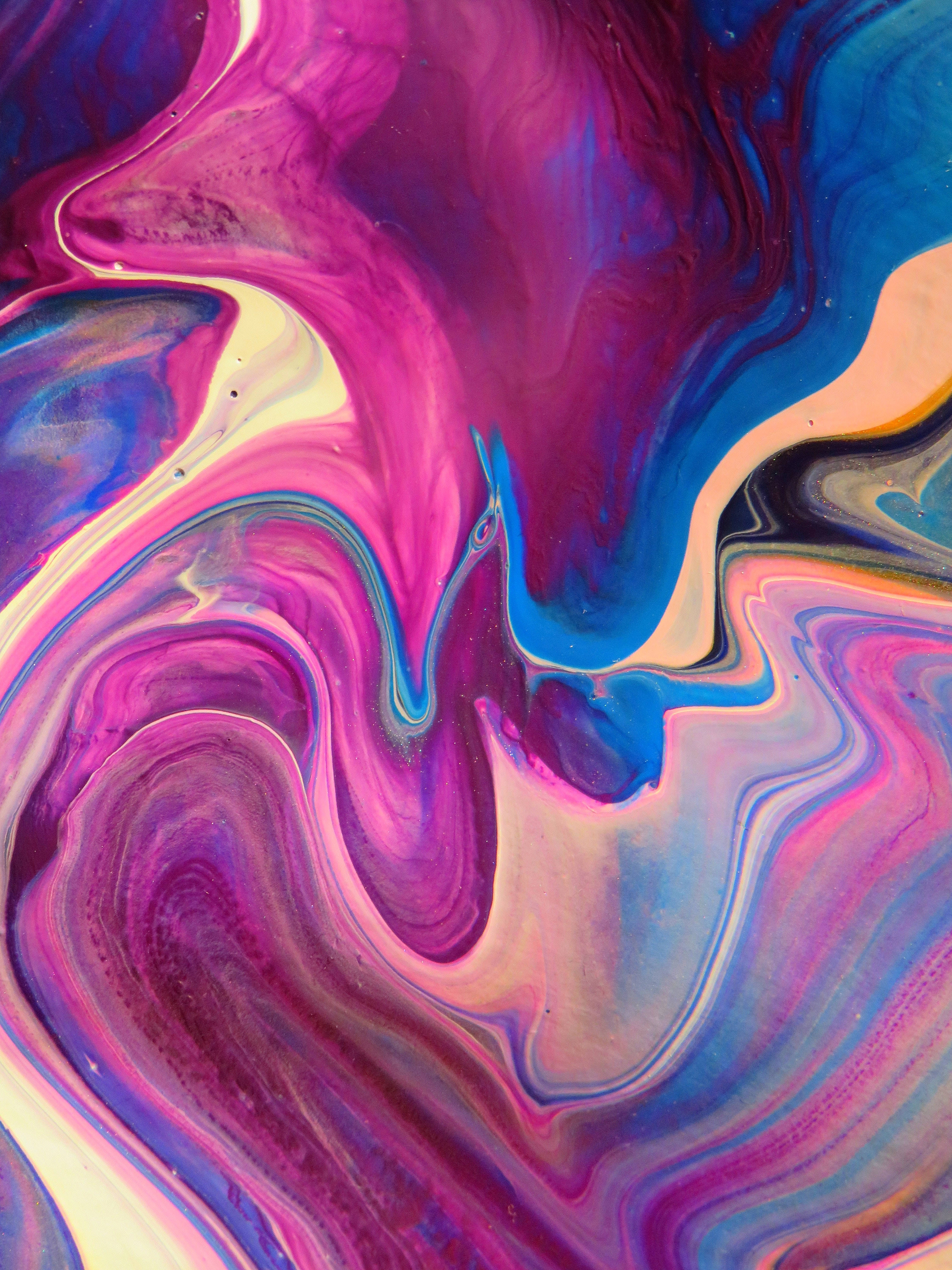 Pink And White 桌布 壁紙 — 充滿活力的旋轉抽象顏料，大膽的洋紅色、藍色和奶油色調在動態有機圖案中流動。