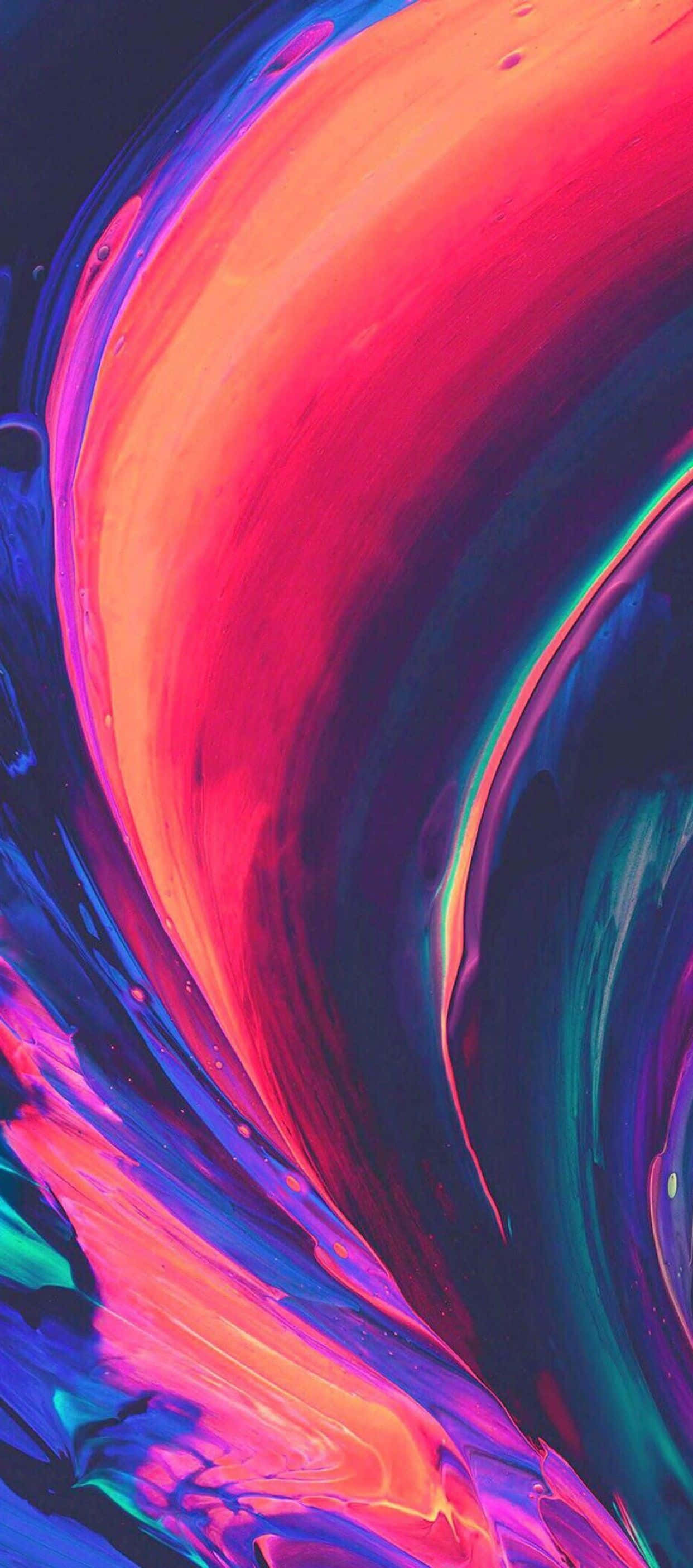 iPhone 桌布 壁紙 — 充滿活力的旋轉抽象顏料，帶有火紅、橙色和深藍色，營造出動態的流體運動。
