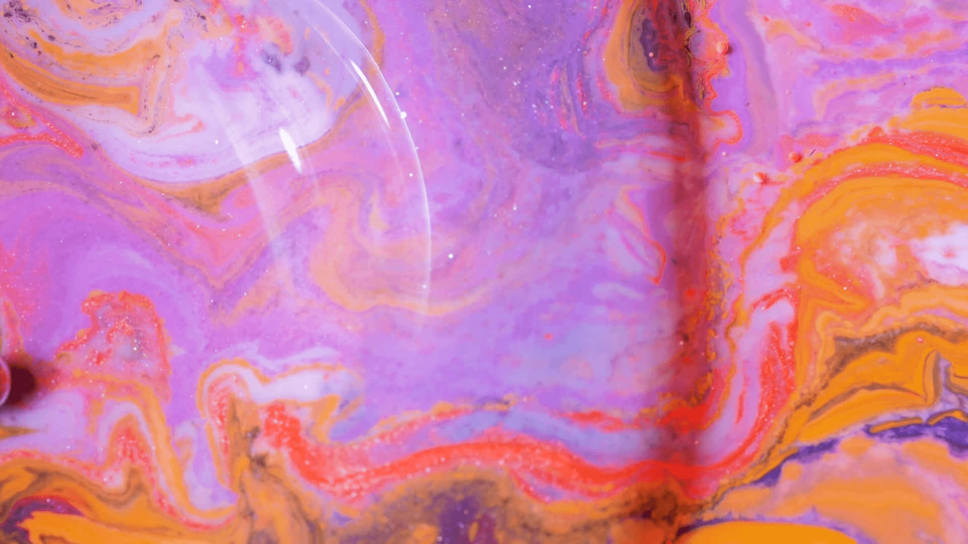 paint 桌布 壁紙 — 充滿活力的旋轉抽象顏料，帶有紫色、橙色和粉紅色色調的閃爍顆粒。