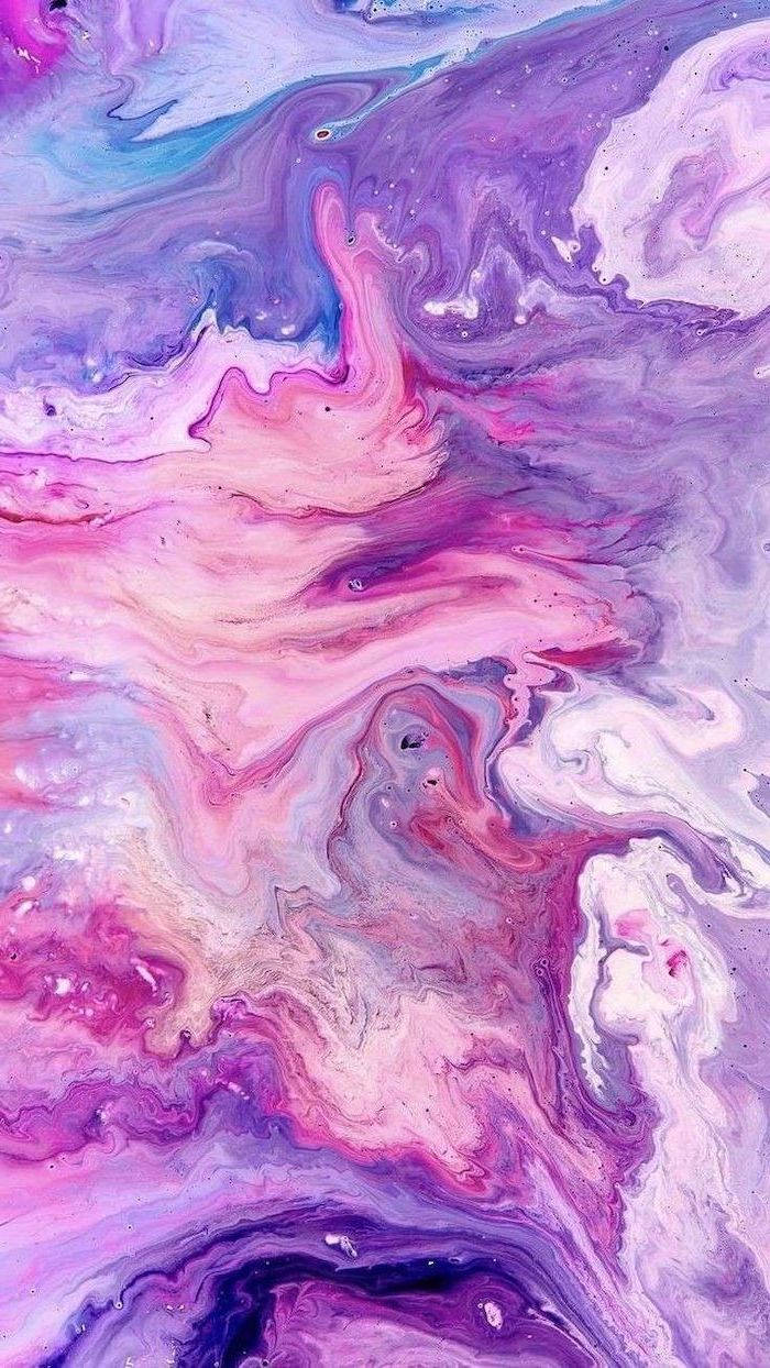 紫色美學 桌布 壁紙 — 充滿活力的旋轉抽象顏料流動，呈現夢幻般的粉紅、紫色和藍色，創造出宇宙流體藝術傑作。