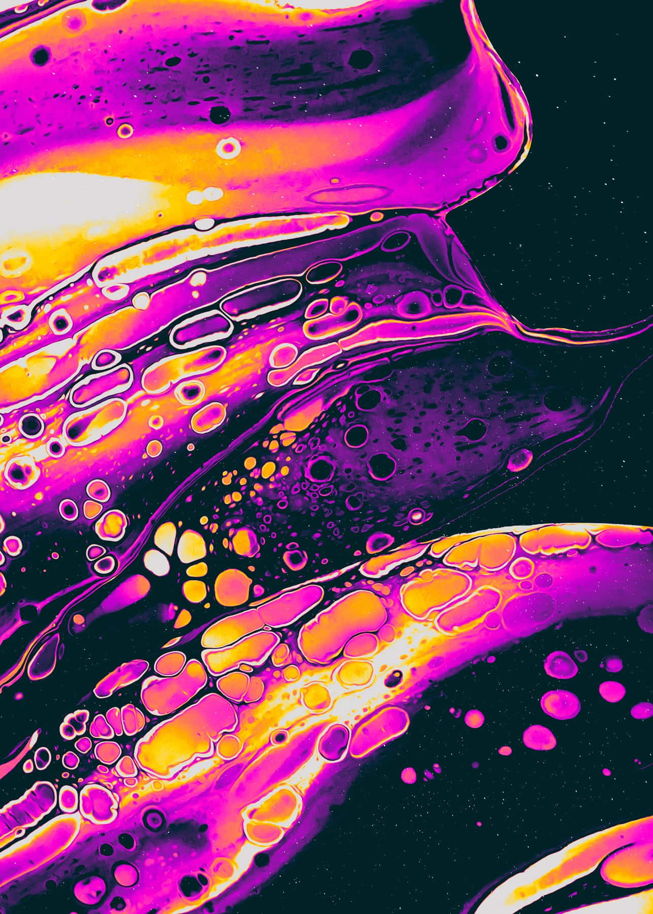 Trippy Art 桌布 壁紙 — 充滿活力的旋轉液體，以霓虹紫、橙色和黑色創造出宇宙抽象圖案。