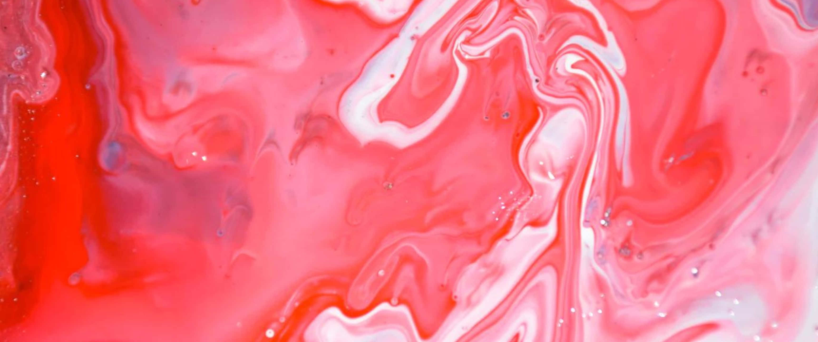 Pink And Red 桌布 壁紙 — 充滿活力的旋轉紅白液體顏料，營造出具有光澤質感的動態抽象構圖。