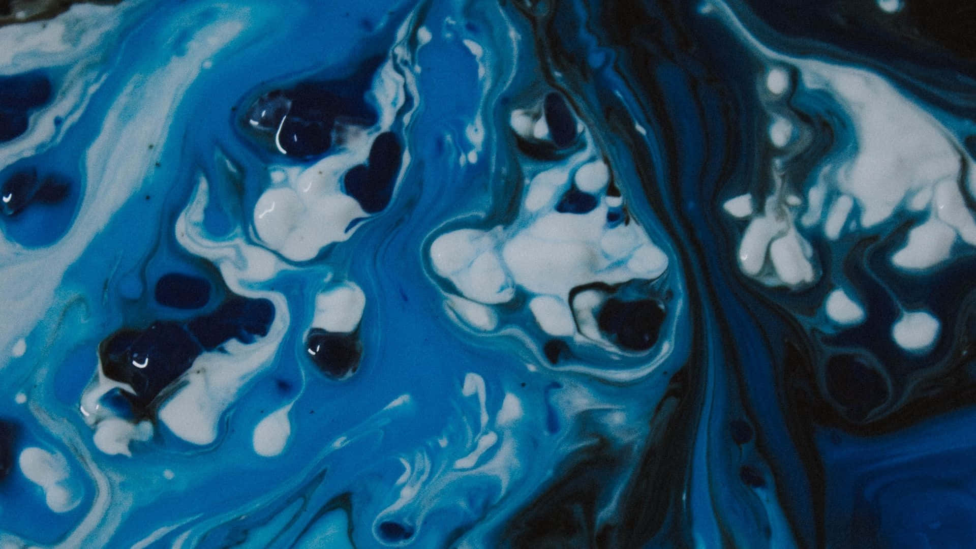 paint 桌布 壁紙 — 充滿活力的旋轉藍色、白色和黑色創造出動態的抽象流體藝術構圖。