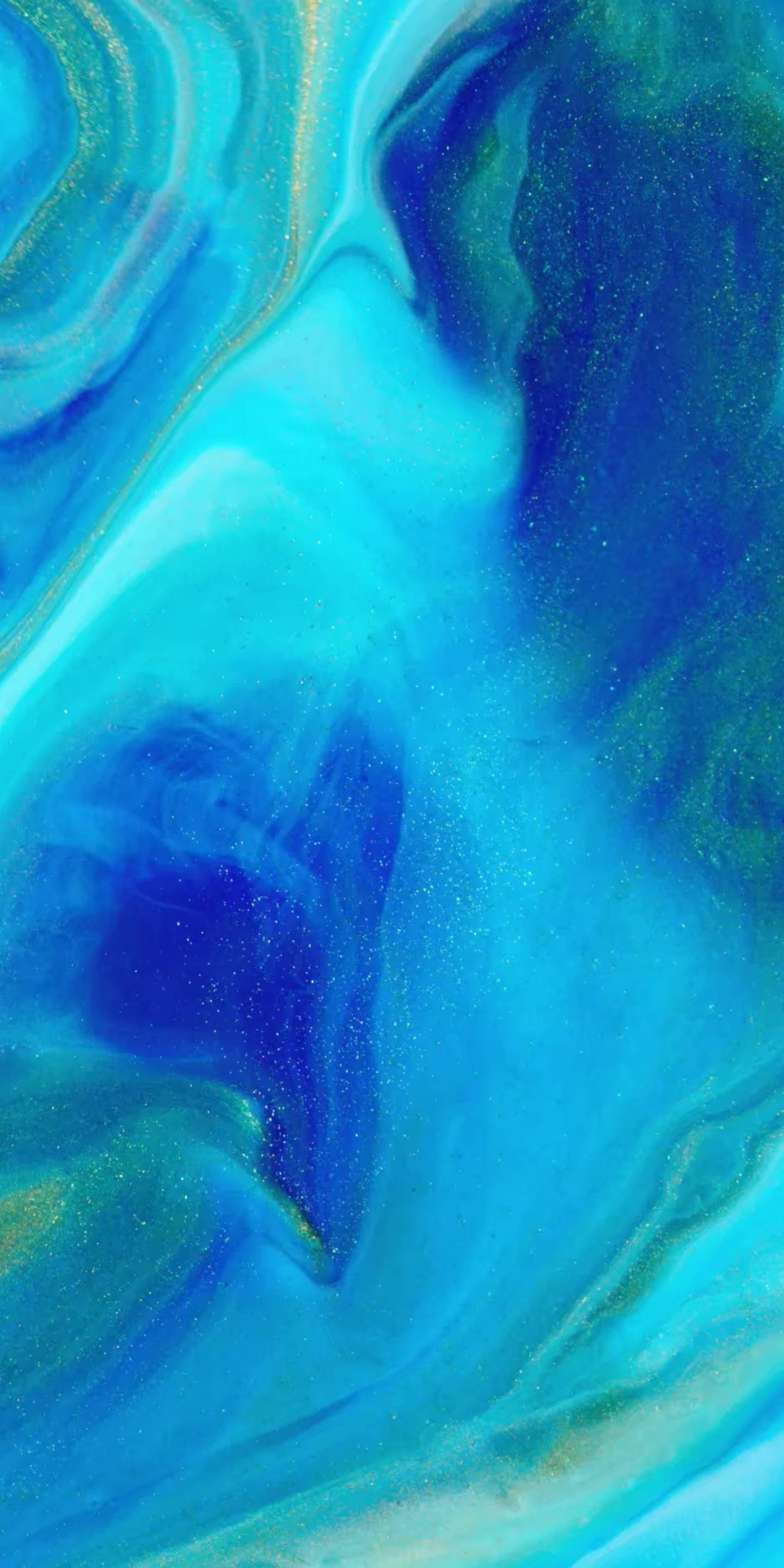 Blue iPhone 桌布 壁紙 — 充滿活力的旋轉藍色和藍綠色，帶有金色斑點，營造出迷人的流體抽象圖案。