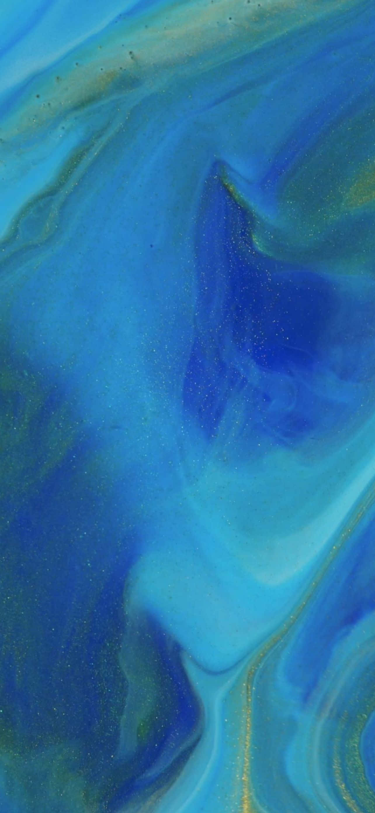 Blue iPhone 桌布 壁紙 — 充滿活力的旋轉藍色和金色，形成帶有閃爍斑點的流動抽象圖案。