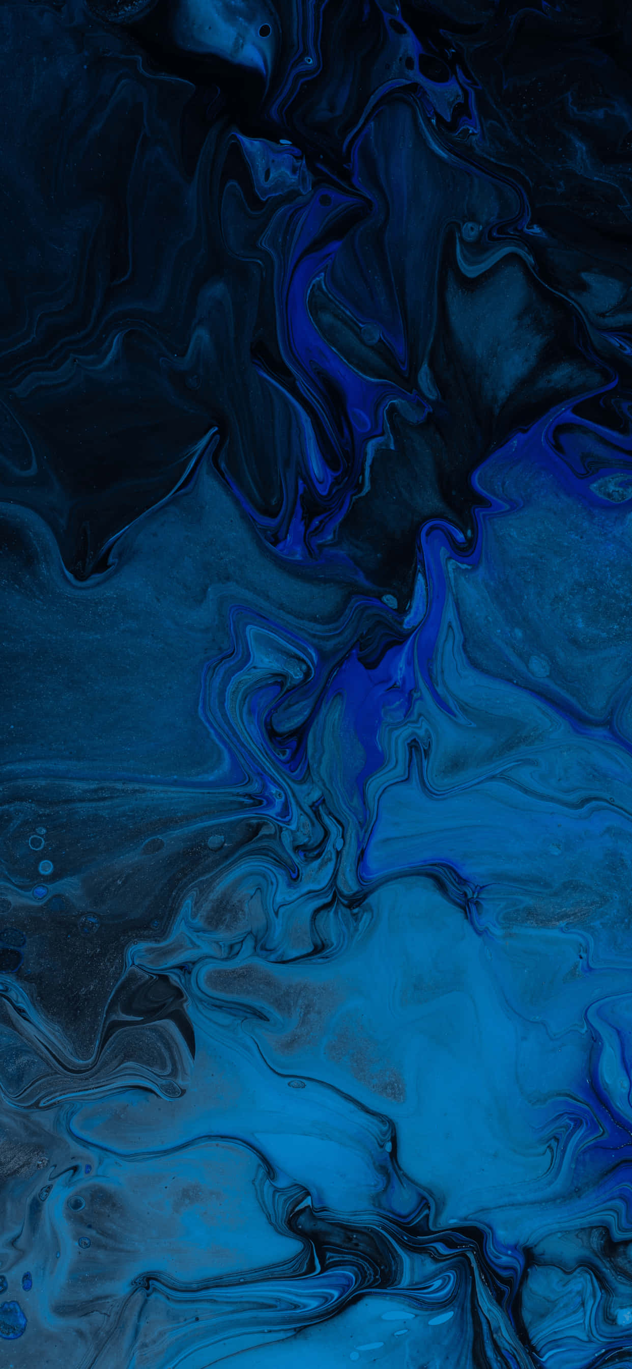 Abstract Blue 桌布 壁紙 — 充滿活力的旋轉藍色和黑色，形成流動的抽象圖案，類似液體顏料在運動中。
