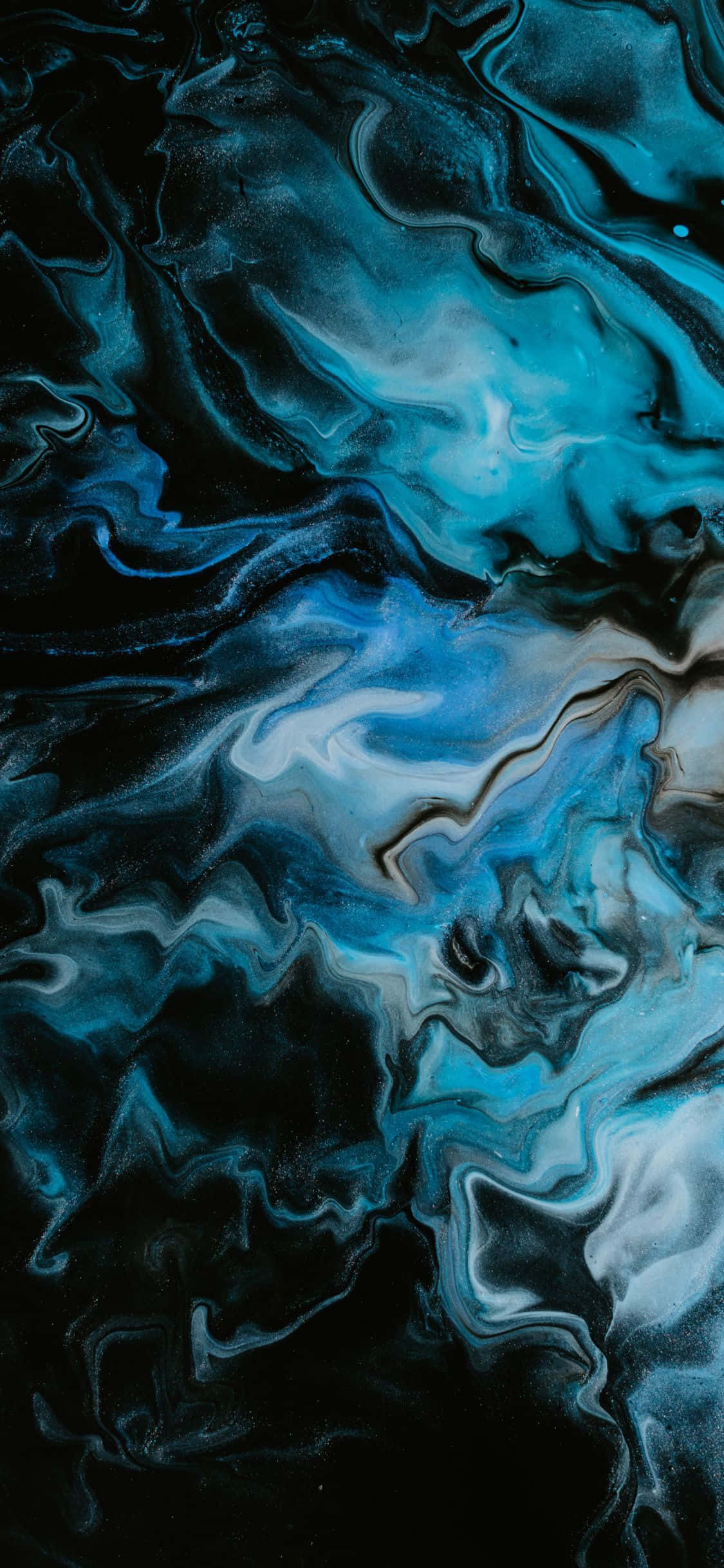 Dark Abstract Art 桌布 壁紙 — 充滿活力的旋轉藍色和黑色創造出具有光澤質感的動態抽象流體藝術構圖。