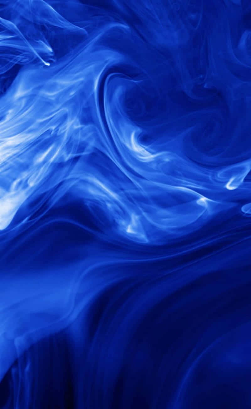 桌布 壁紙 — 充滿活力的旋轉藍色墨水在深色背景上以動態流體圖案流動。