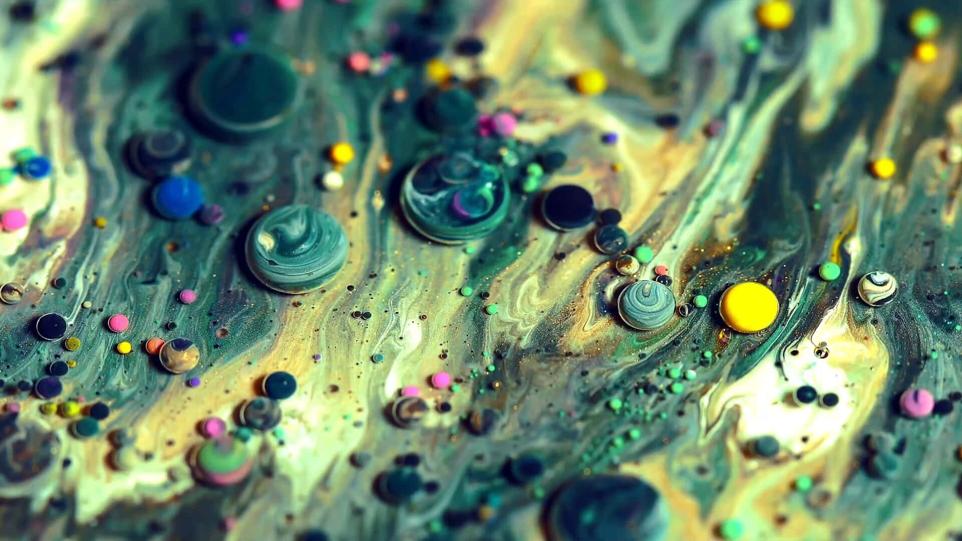 Beautiful Abstract 桌布 壁紙 — 充滿活力的旋轉顏料，帶有彩色水滴和斑點，營造出動態的抽象構圖。