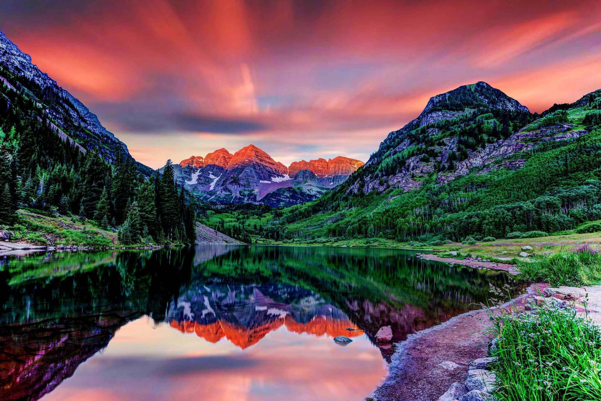 Colorado Mountains 桌布 壁紙 — 充滿活力的日落將天空和山峰染成火紅和粉紅色，完美地倒映在寧靜的高山湖泊中。