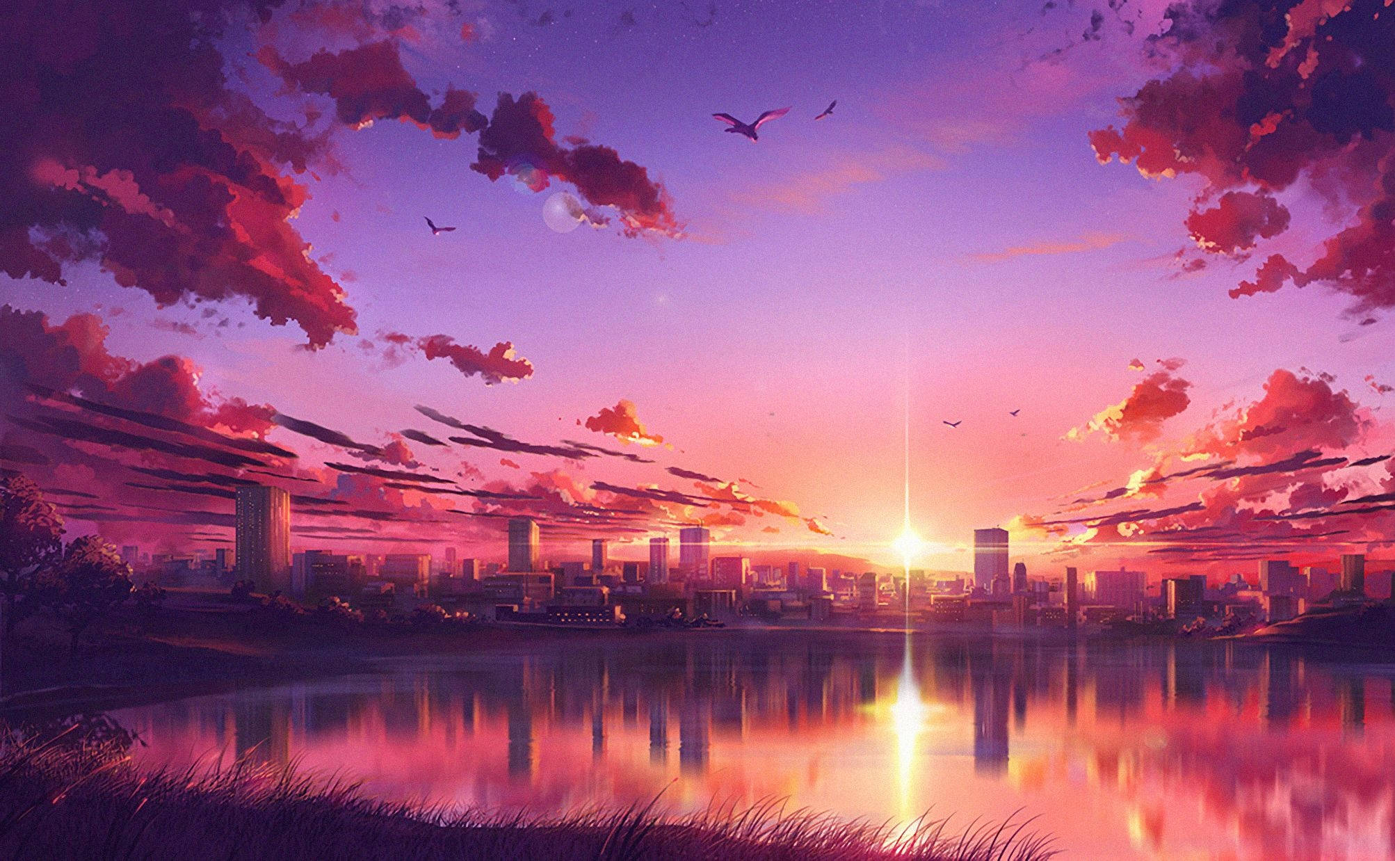 夕陽天空 桌布 壁紙 — 充滿活力的日落將天空染成粉紅色和紫色調，映照在平靜水面上的城市天際線，鳥兒飛翔。