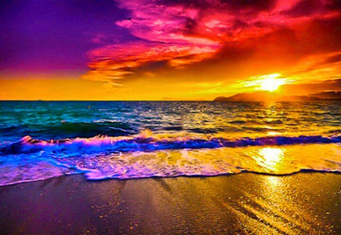 Sunset Beach 桌布 壁紙 — 充滿活力的日落將海洋和海灘染成火熱的橙色、紫色和電光藍色，海浪拍打著海岸。