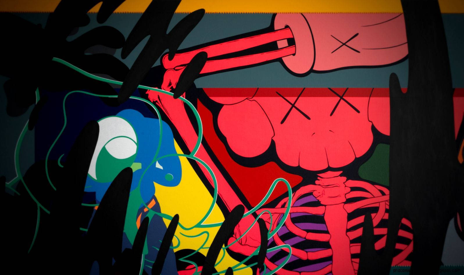 kaws 4K 桌布 壁紙 — 充滿活力的普普藝術壁畫，以紅色骷髏人物和藍色生物纏繞在螢光綠電線上，背景為大膽的色塊。