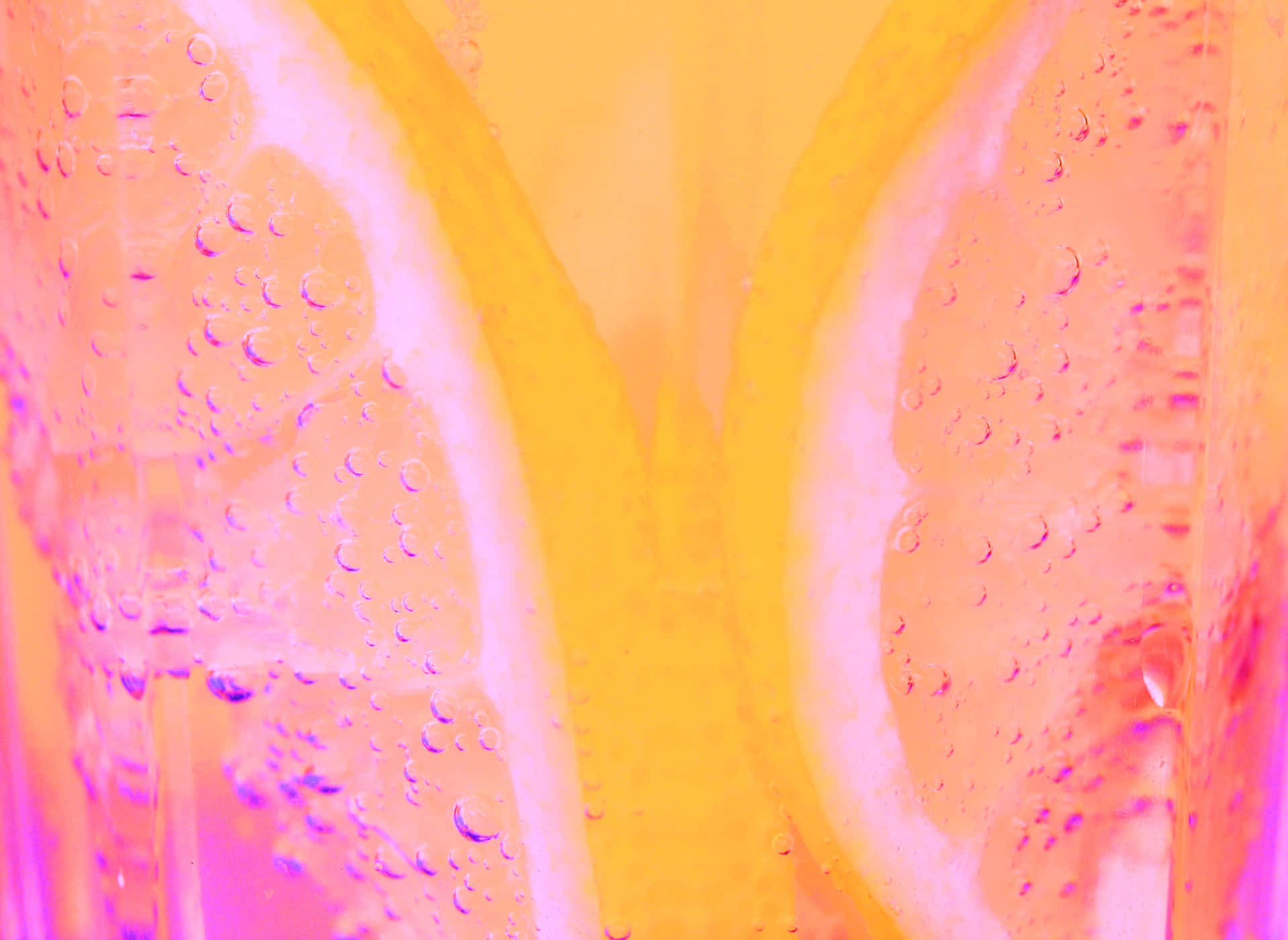 玻璃杯中的柑橘片，帶有水珠和彩色燈光。 — Juice Wrld 壁紙
