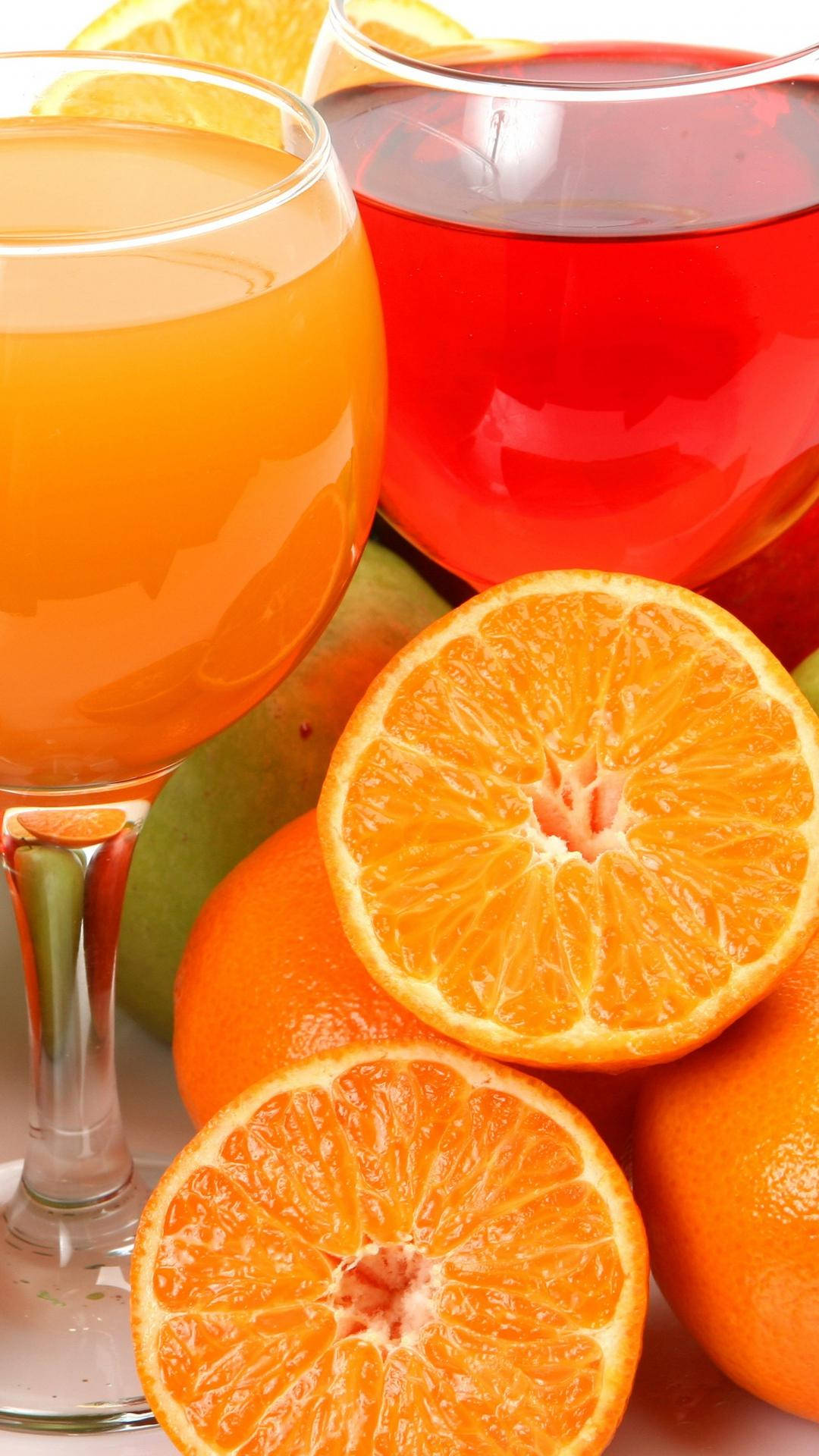 Drink 桌布 壁紙 — 充滿活力的柳橙汁和紅色雞尾酒在玻璃杯中，周圍是新鮮的完整柳橙和切片柳橙。