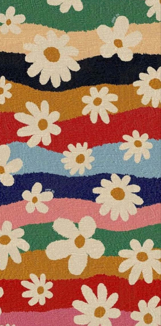 70s Floral 桌布 壁紙 — 充滿活力的條紋壁紙，在粗獷的彩虹色帶上帶有白色雛菊，採用紋理編織風格。