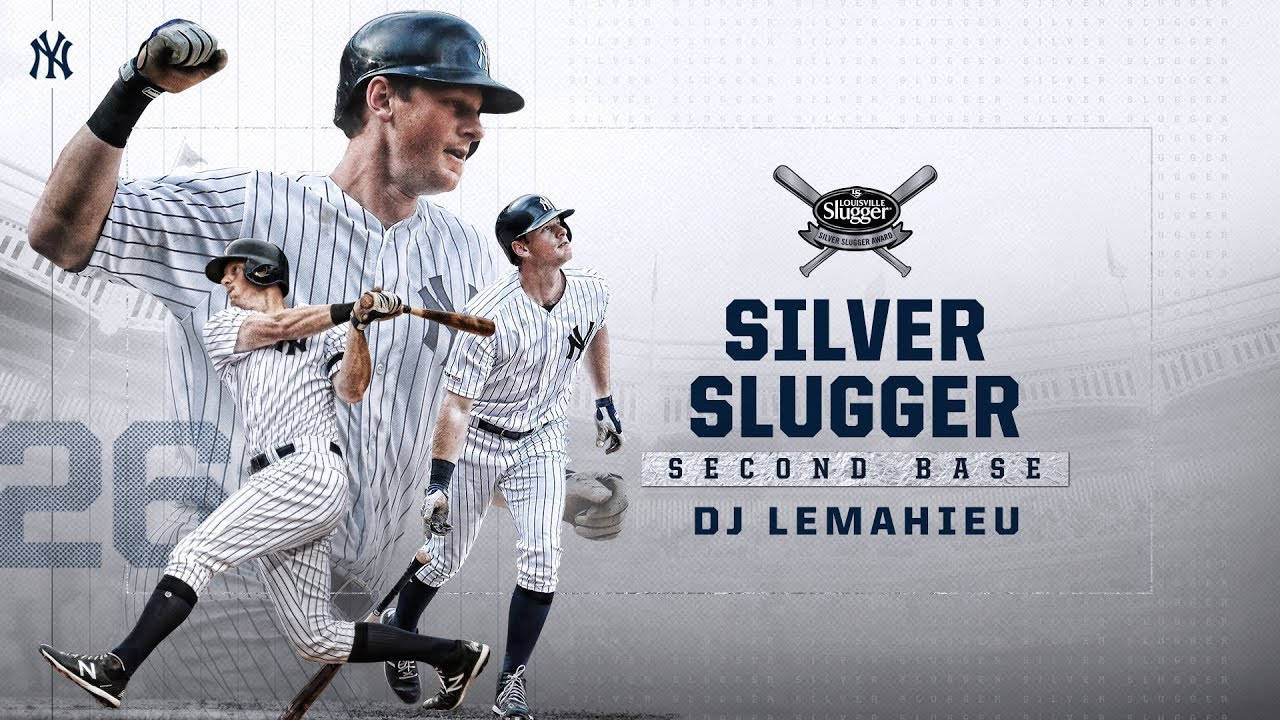 Dj Lemahieu 桌布 壁紙 — 充滿活力的棒球運動員DJ LeMahieu身穿細條紋制服，舉起拳頭慶祝，隊友在他身後擺出動作姿勢。