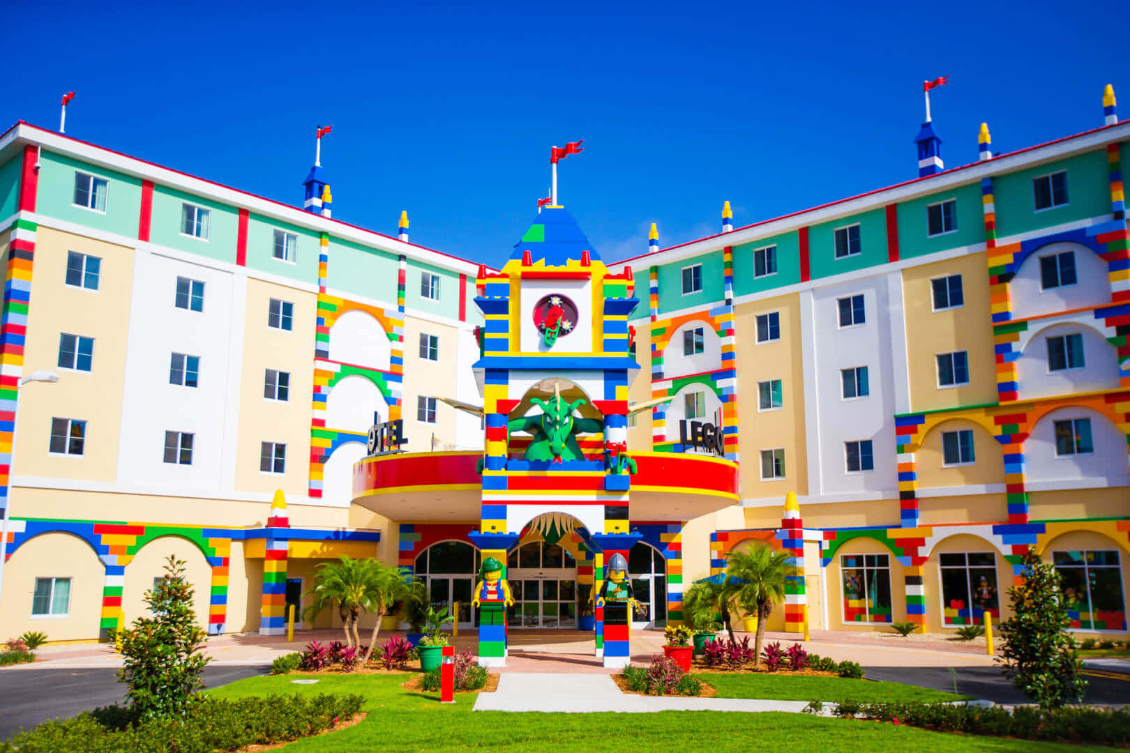 Legoland 桌布 壁紙 — 充滿活力的樂高主題酒店建築，在清澈的藍天下呈現色彩繽紛的積木圖案。