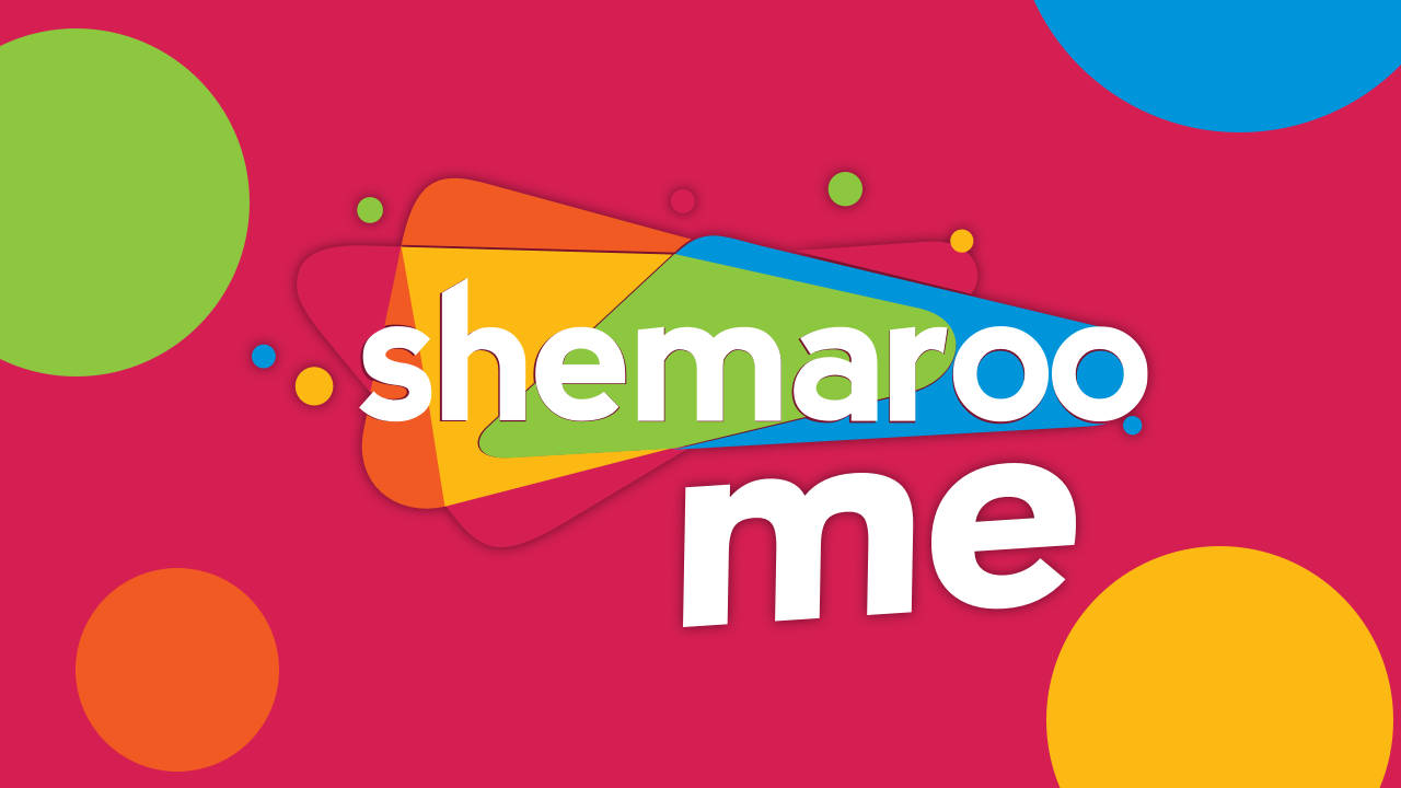 彩色動圖 桌布 壁紙 — 充滿活力的標誌，帶有 'shemaroo me' 文字，周圍環繞著洋紅色背景上的彩色幾何形狀。