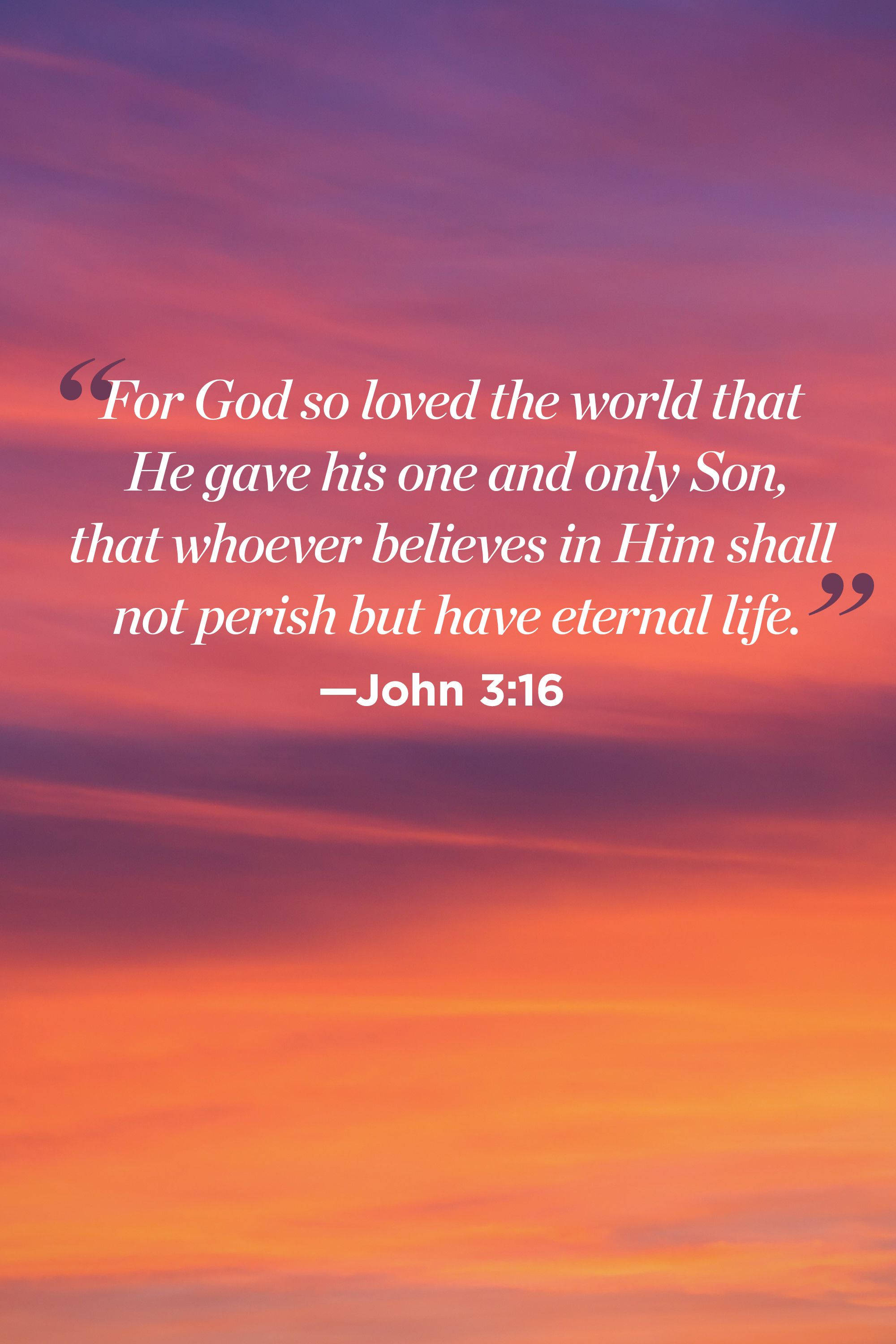 God Quotes 桌布 壁紙 — 充滿活力的橙紫色調日落天空，中央顯著展示約翰福音 3:16 的白色聖經經文。