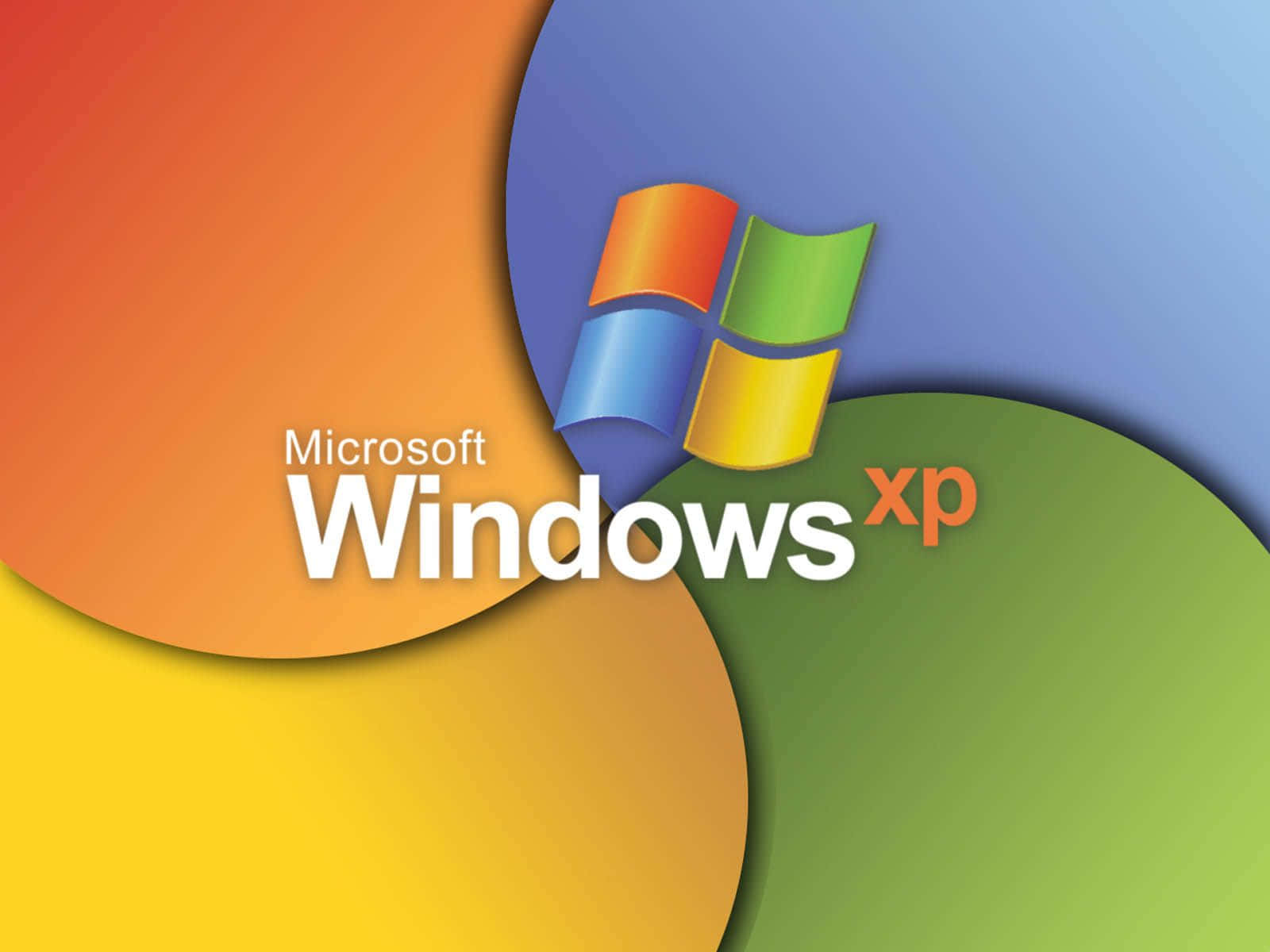 Windows XP 桌布 壁紙 — 充滿活力的橙色、藍色、綠色和黃色重疊圓圈，以粗體白色文字框出標誌性的 Windows XP 標誌。
