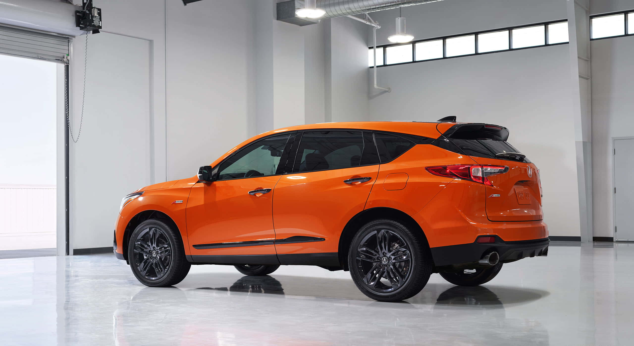 Acura Rdx 桌布 壁紙 — 充滿活力的橙色SUV，帶黑色飾邊，停在帶有反射地板的簡約白色工作室中。