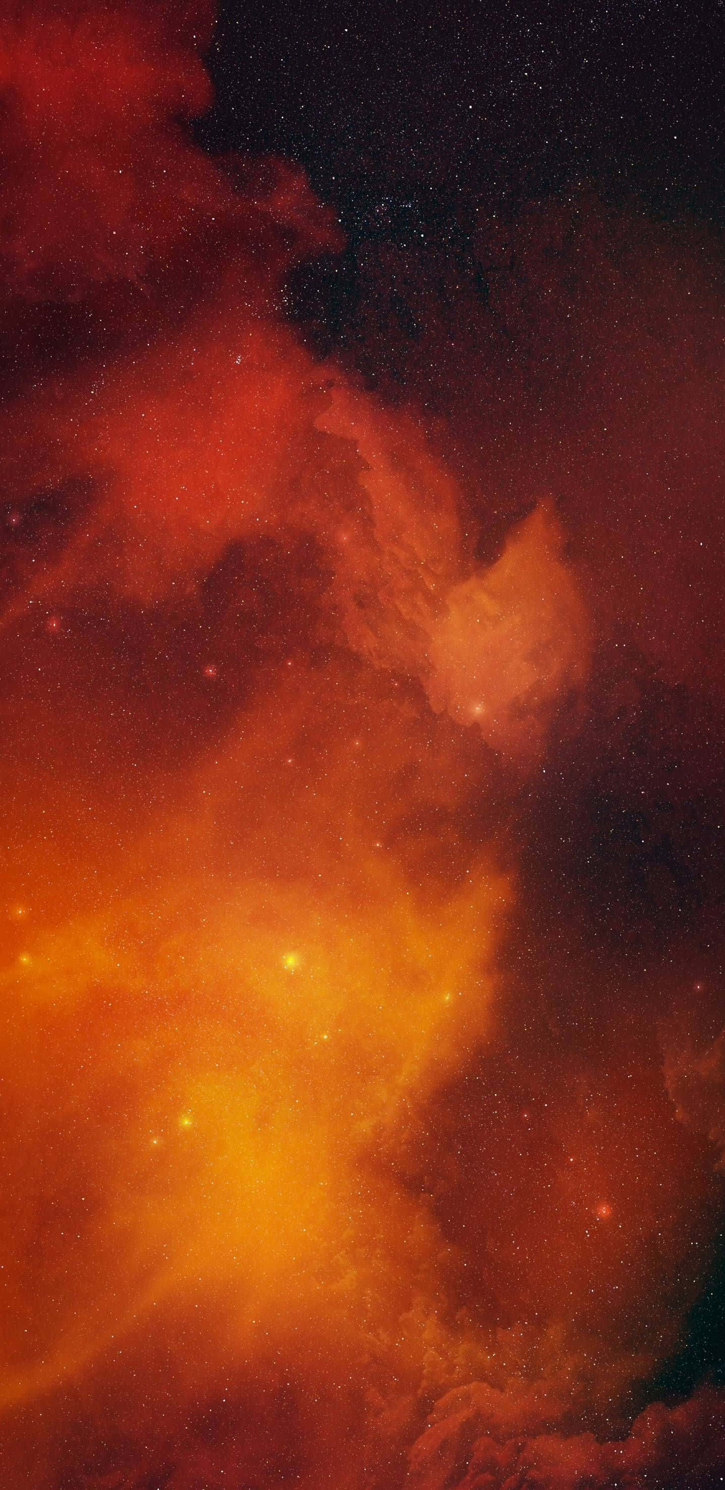 Orange Aesthetic Phone 桌布 壁紙 — 充滿活力的橙色和紅色宇宙星雲在黑暗的星場中與發光的星星旋轉。