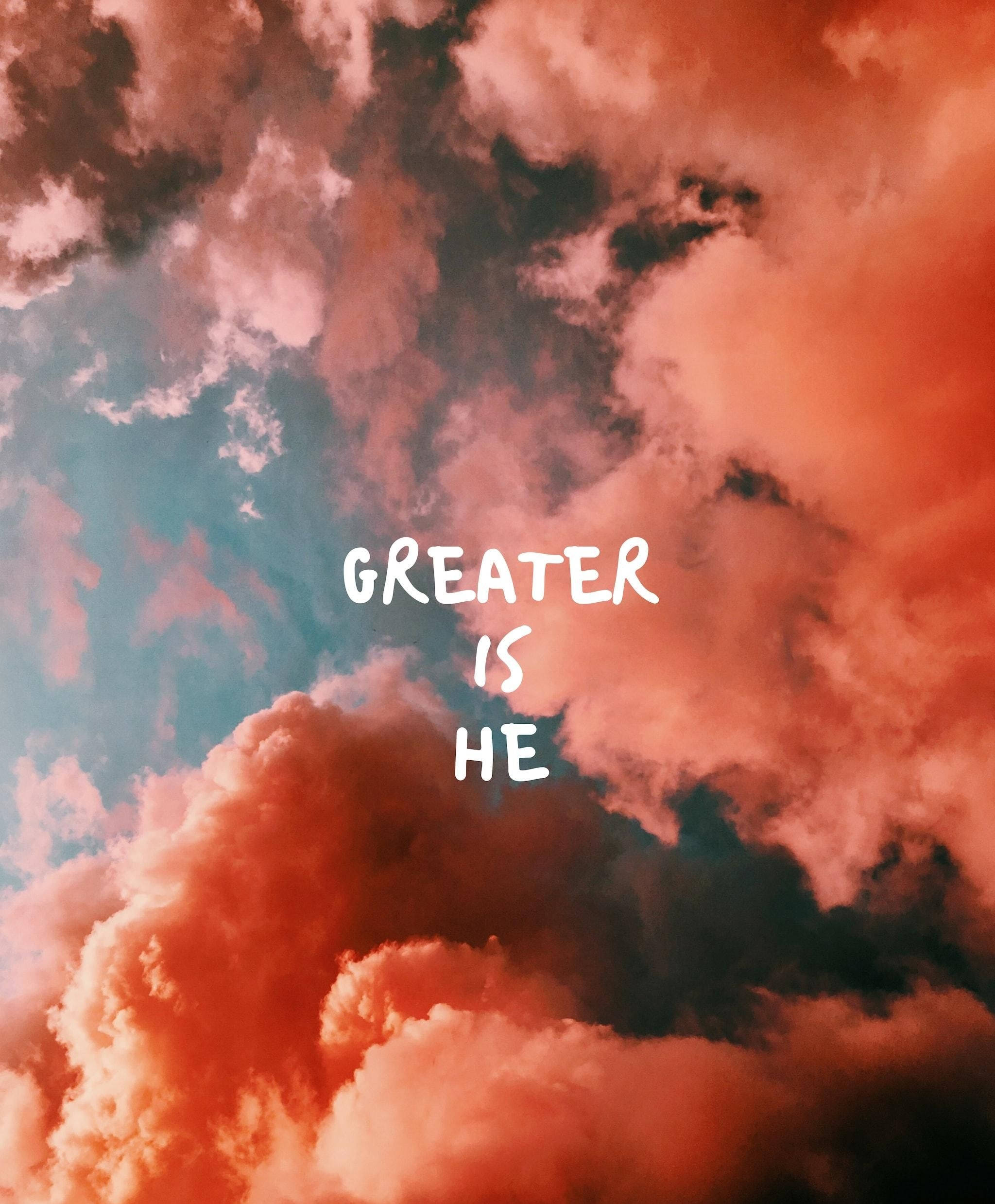 Cute Christian 桌布 壁紙 — 充滿活力的橙色和藍綠色雲彩在粗體白色文字 'GREATER IS HE' 後面戲劇性地旋轉。