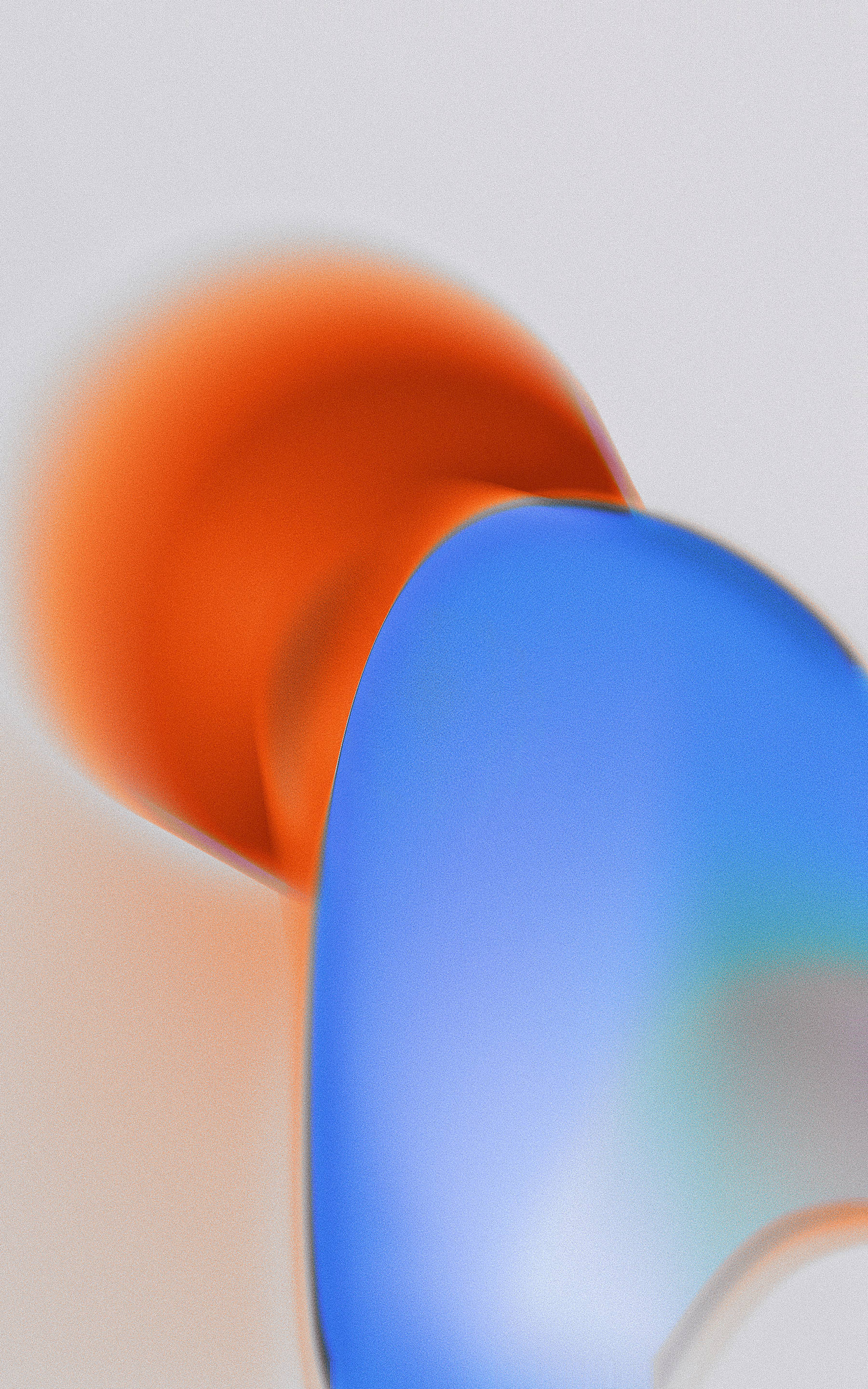 3d apple iPhone 桌布 壁紙 — 充滿活力的橙色和藍色抽象形狀在簡約構圖中柔和地融合在中性背景上。