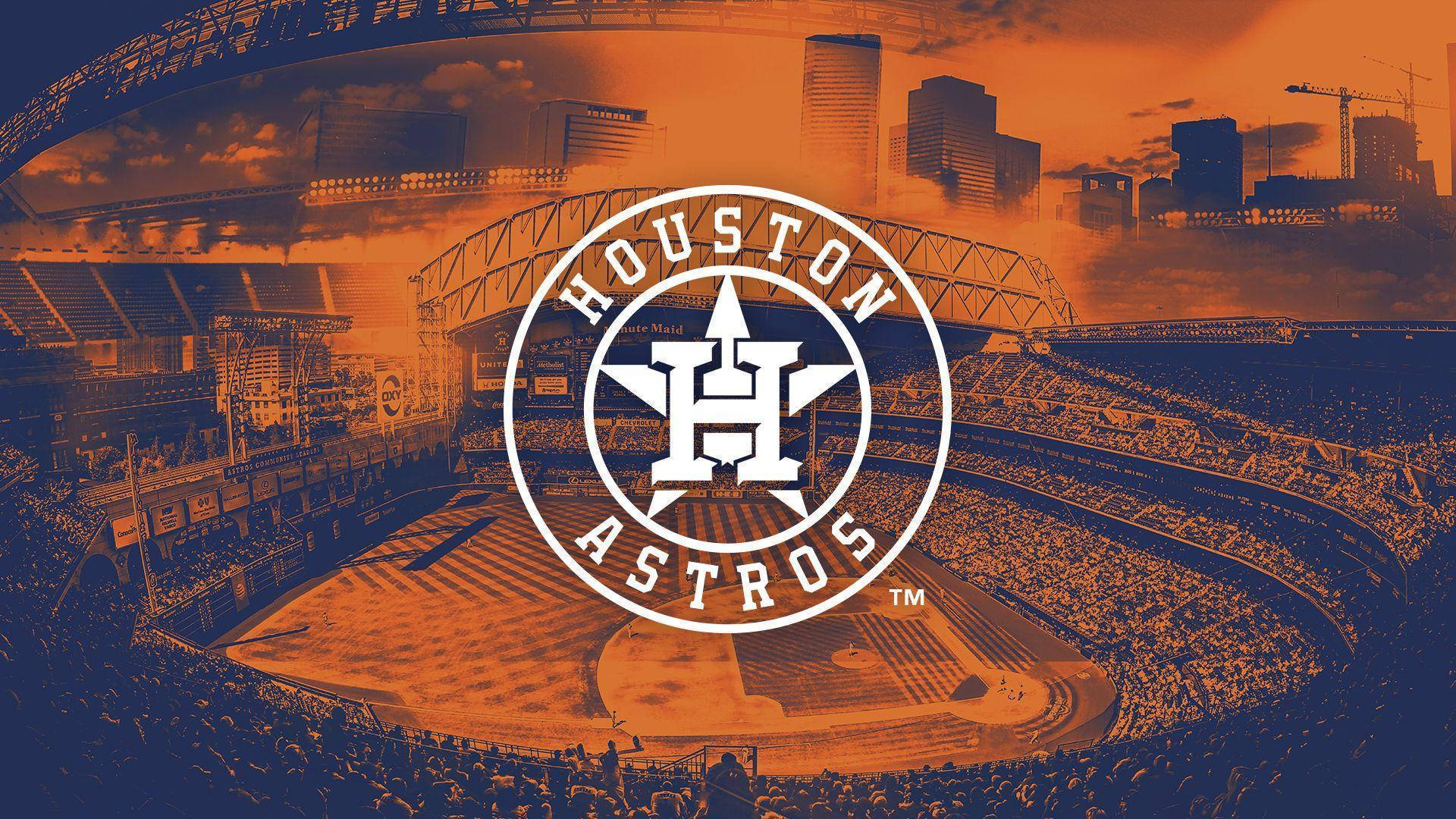 Astros 桌布 壁紙 — 充滿活力的橙色和藍色日落景觀，展現擁擠的休士頓太空人棒球場，背景是城市天際線。