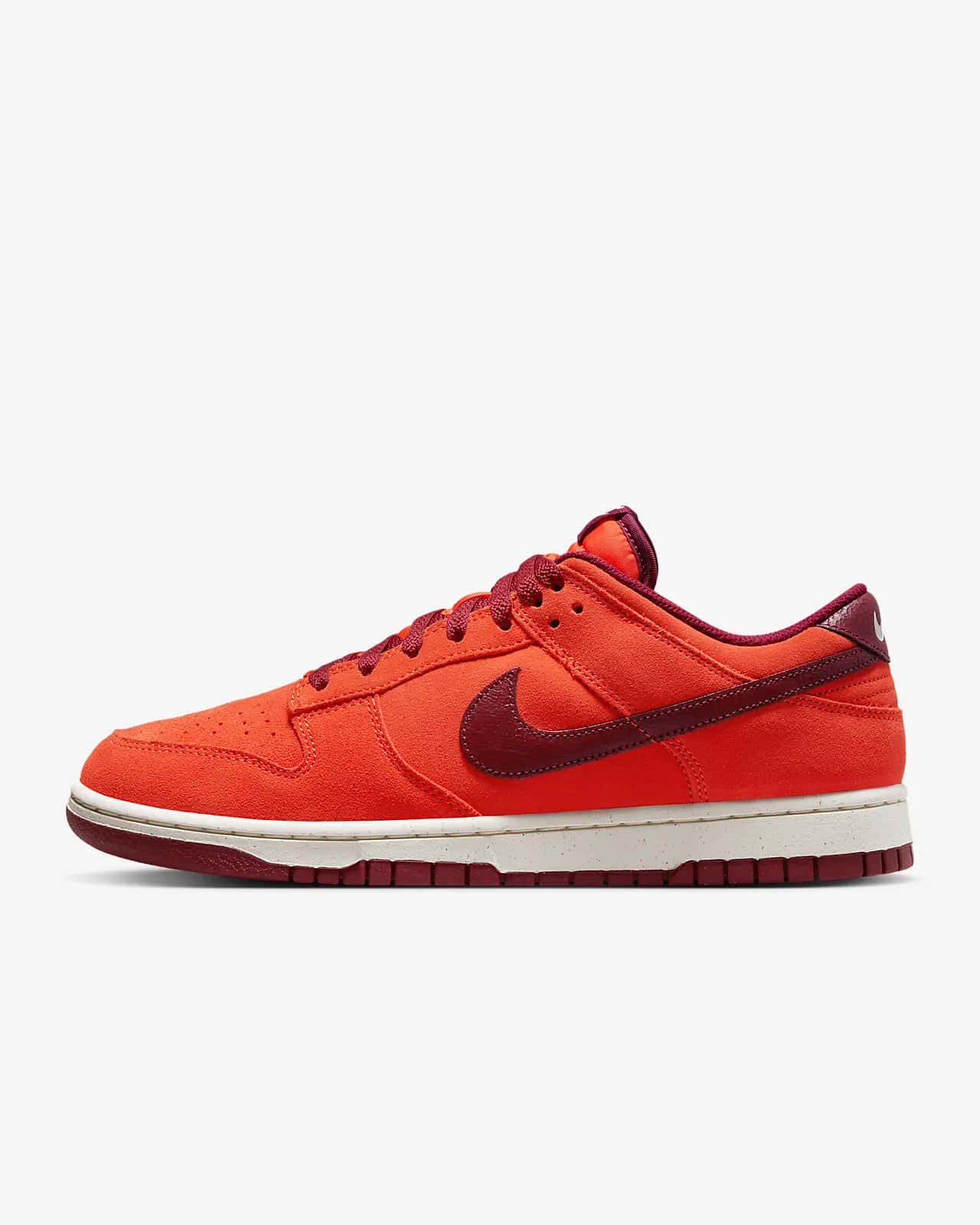 Nike 桌布 壁紙 — 充滿活力的橙色和酒紅色Nike Dunk Low運動鞋，白色鞋底，在乾淨的攝影棚燈光下展示。