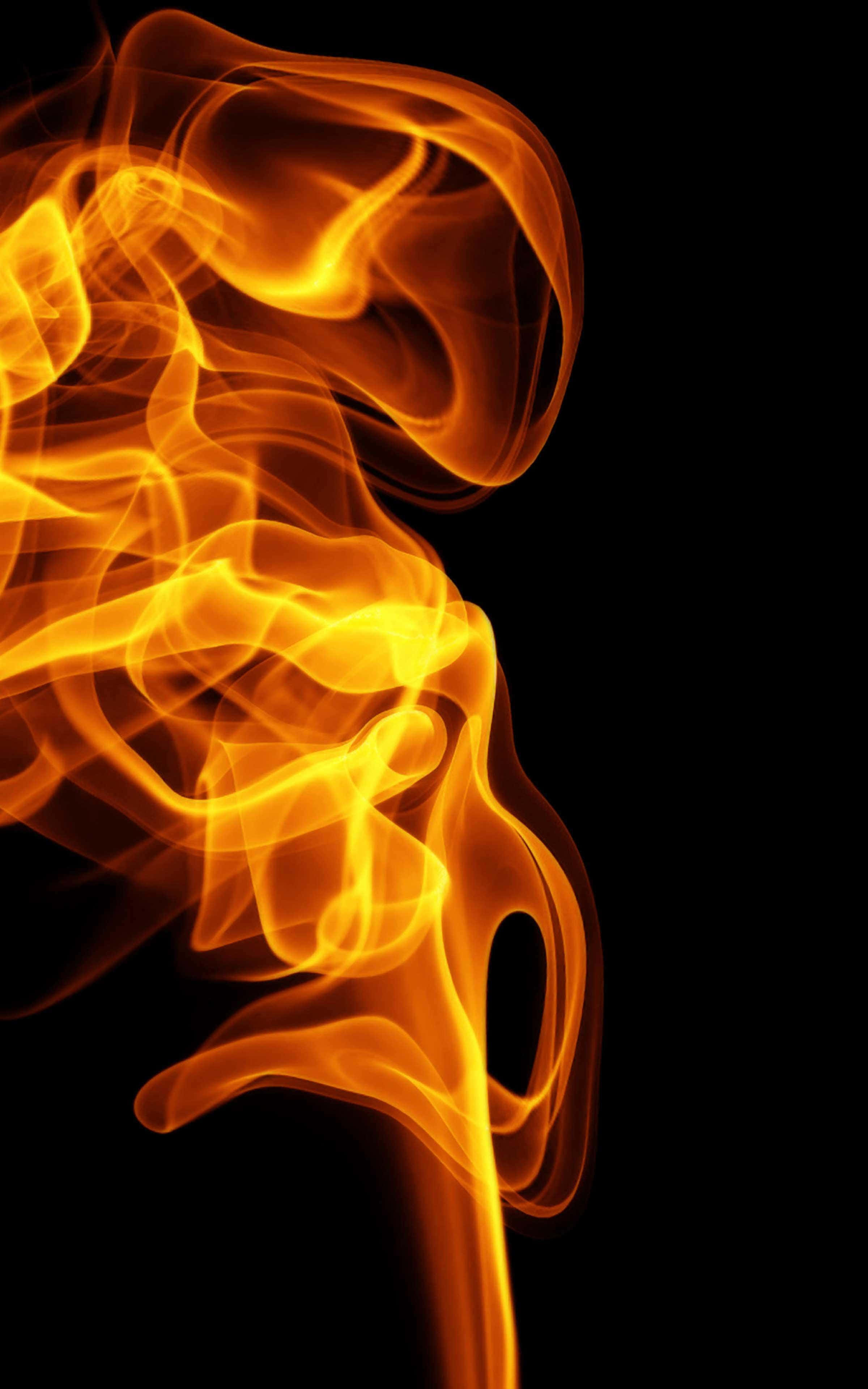 Cool Fire 桌布 壁紙 — 充滿活力的橙色和黃色煙霧在純黑色背景上動態旋轉，營造出火熱的抽象運動。