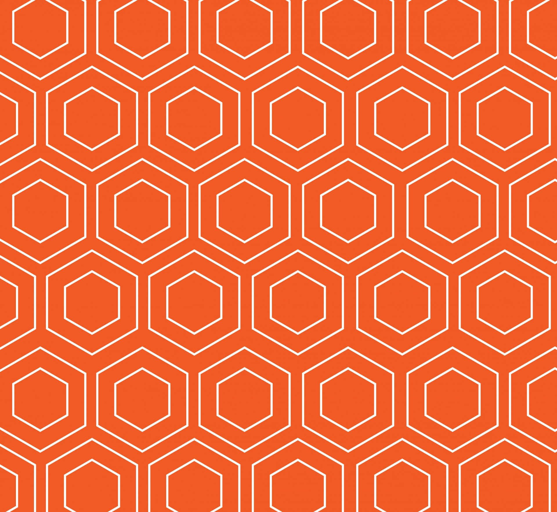 Geometric Pattern 桌布 壁紙 — 充滿活力的橙色壁紙，帶有重複的白色輪廓六邊形，形成無縫幾何圖案。