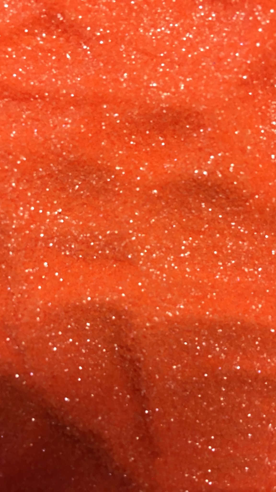 Orange Glitter 桌布 壁紙 — 充滿活力的橙色布料，散落著白色閃粉亮片，帶有柔軟的褶皺。