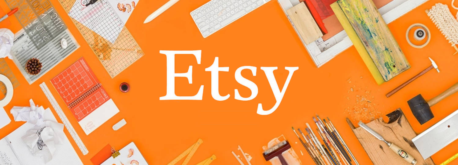 etsy 桌布 壁紙 — 充滿活力的橙色平面佈局，Etsy 品牌被散落的手工工具和藝術用品包圍。